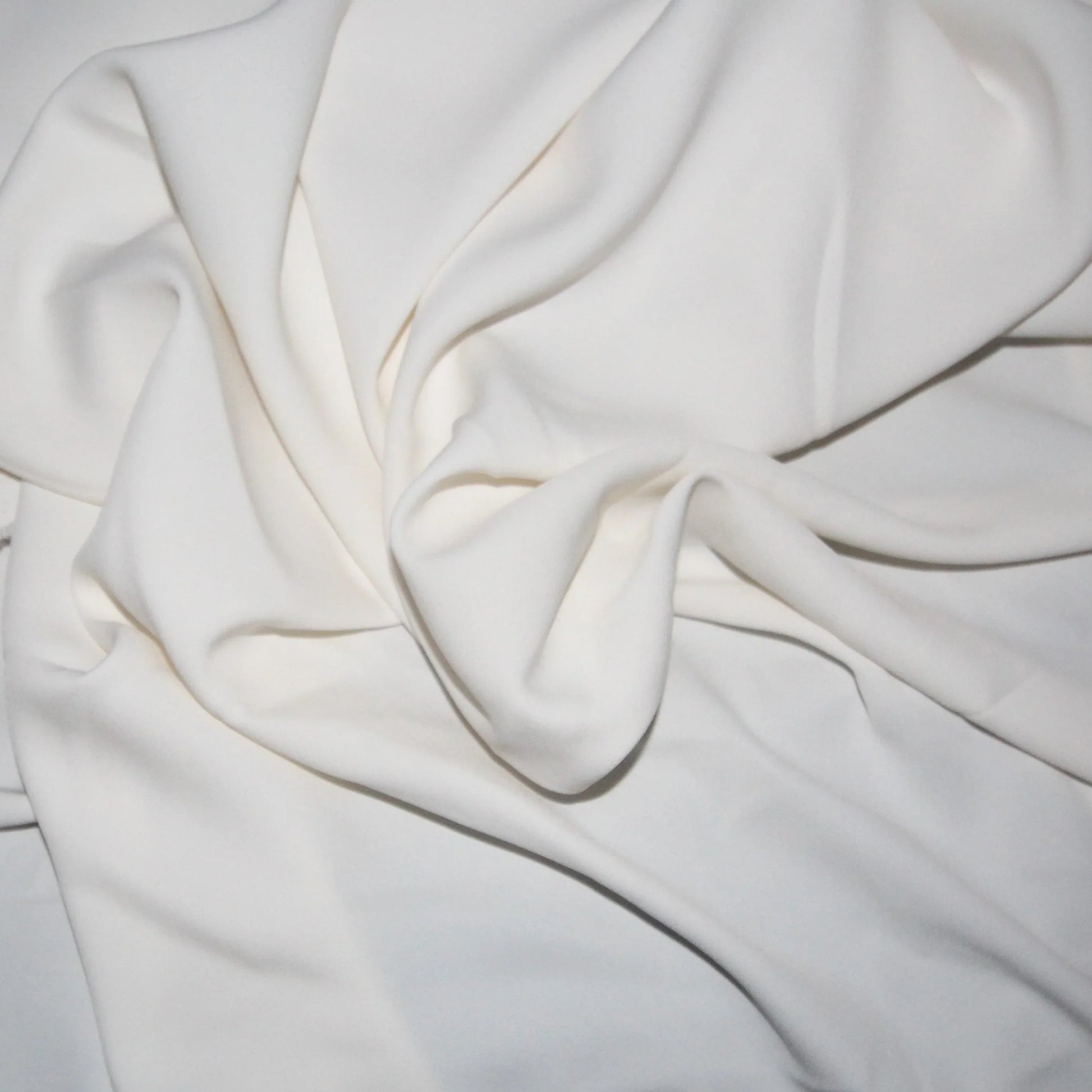 Tissus haute couture. Tissus au mètre pas cher. Tissus pas cher. Acheter tissus au mètre. Tissus français. Tissus de grandes maisons. Tissus haut de gamme. Tissus pour collection. Tissus pour createur. Jeune createur. Laine. Soie. Coton. Lin.