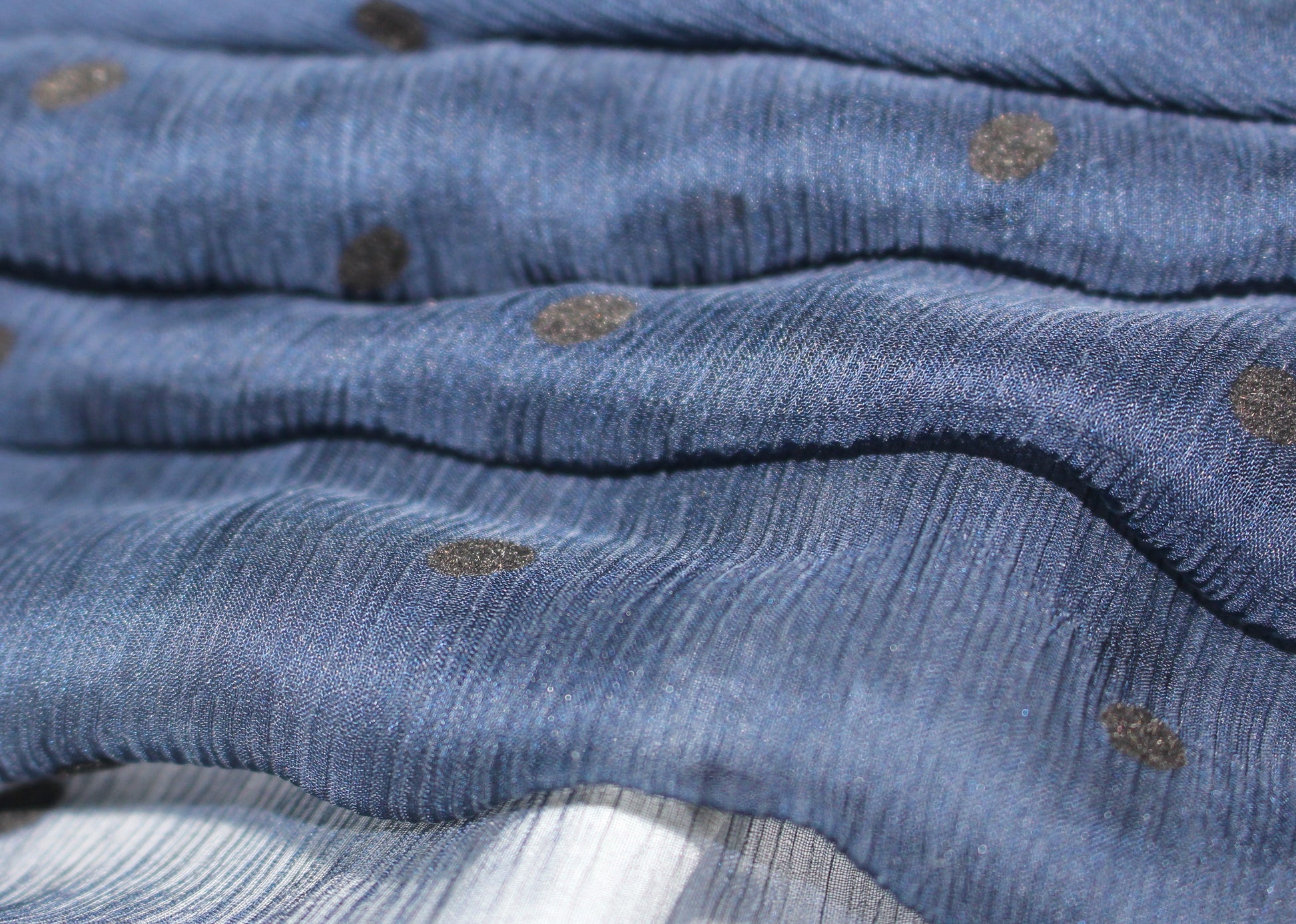 So Tissus - Tissu mousseline de soie - bleu marine àpois noirs | Bennytex | Mondial Tissus | Cousette | Tissus de rêve | Tissus.net