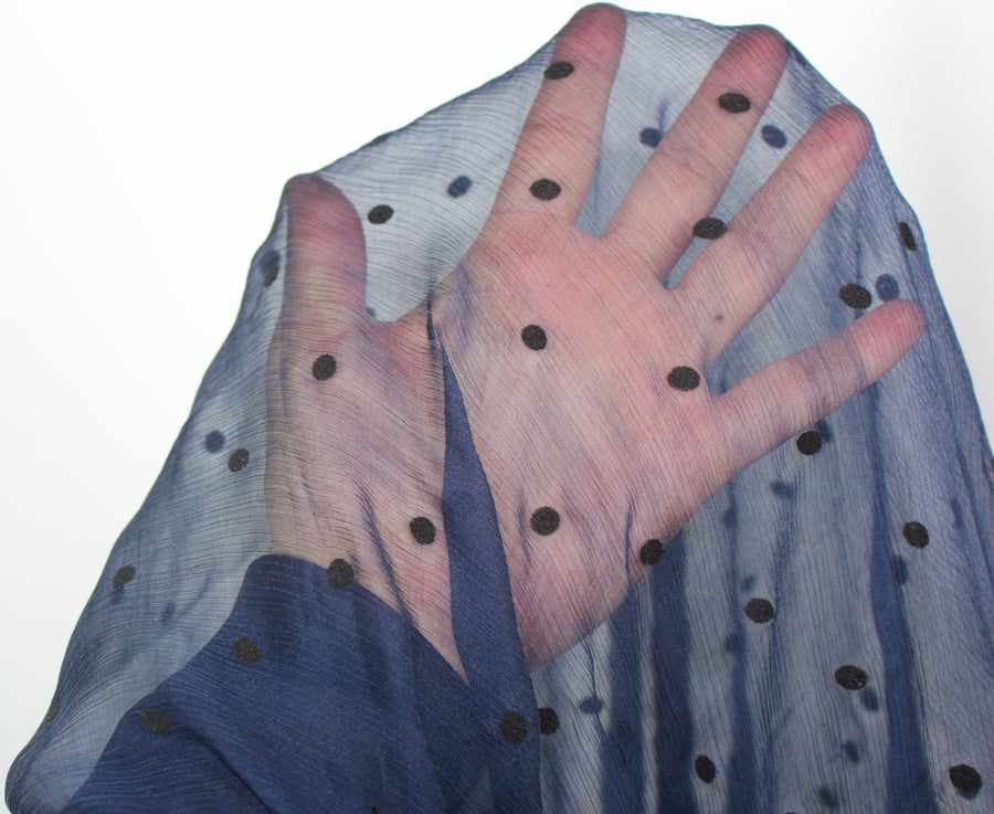 So Tissus - Tissu mousseline de soie - bleu marine àpois noirs | Bennytex | Mondial Tissus | Cousette | Tissus de rêve | Tissus.net