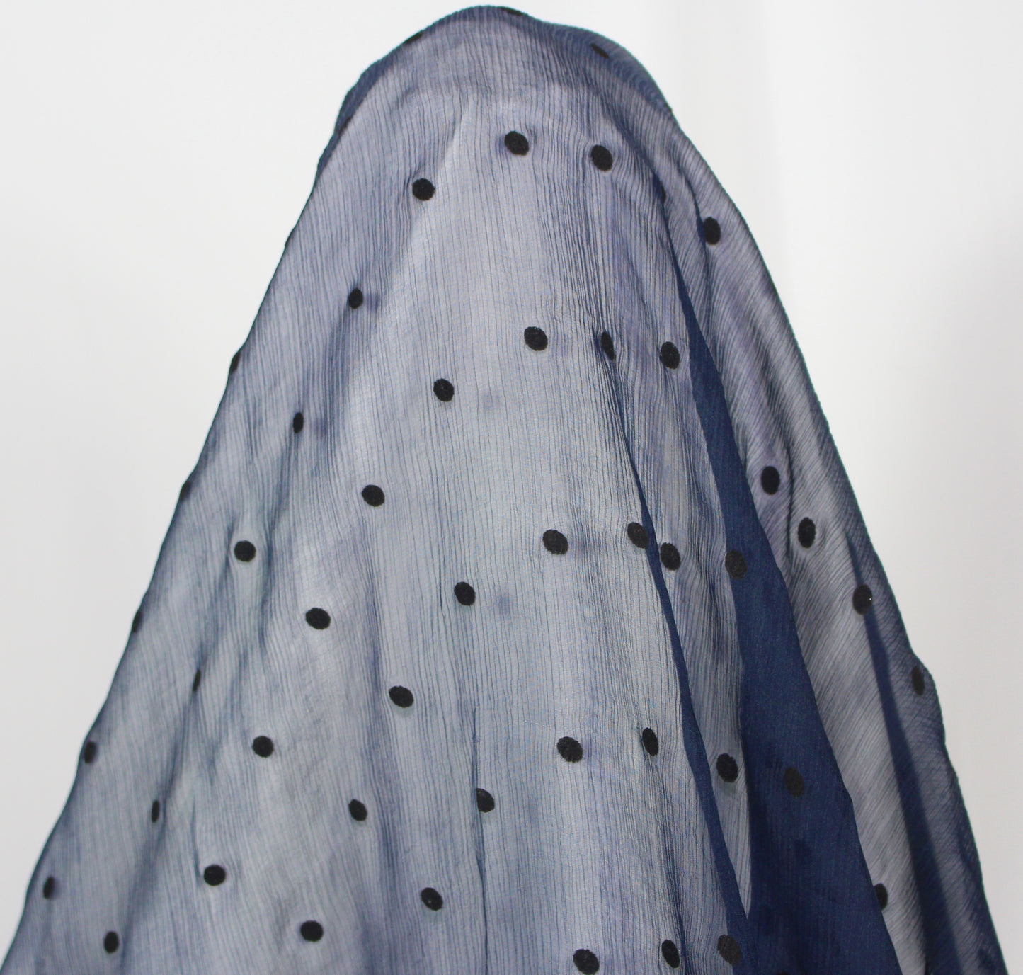 So Tissus - Tissu mousseline de soie - bleu marine àpois noirs | Bennytex | Mondial Tissus | Cousette | Tissus de rêve | Tissus.net