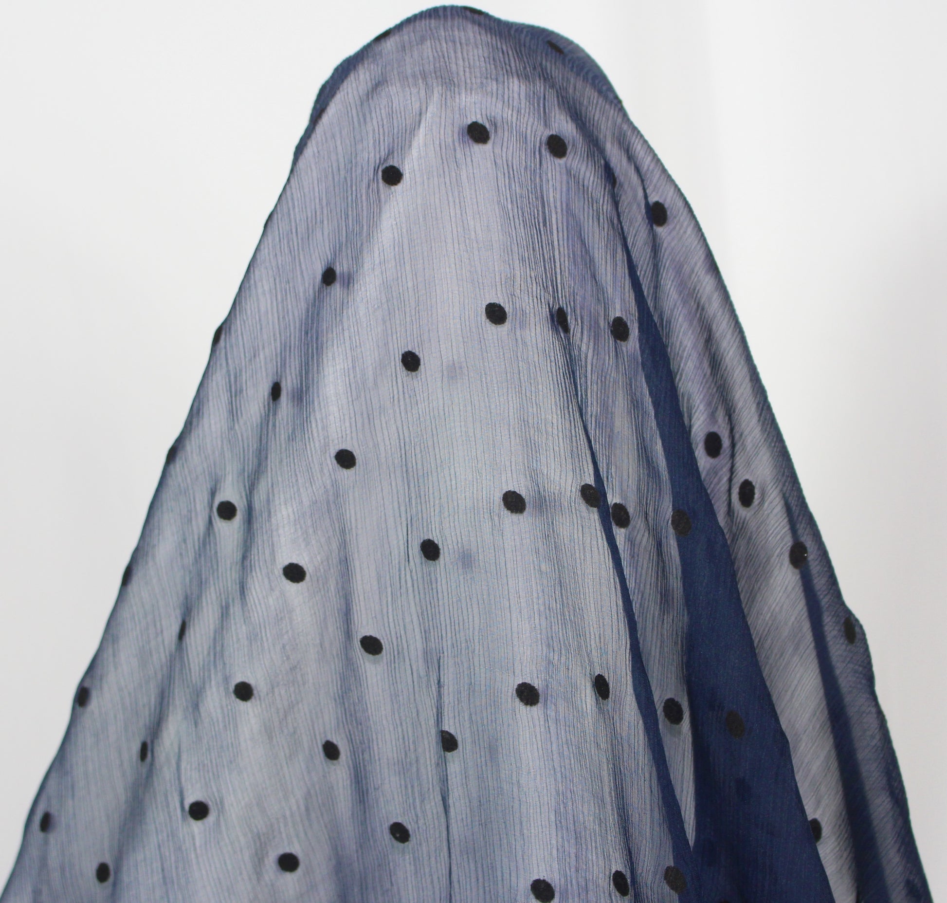 So Tissus - Tissu mousseline de soie - bleu marine àpois noirs | Bennytex | Mondial Tissus | Cousette | Tissus de rêve | Tissus.net