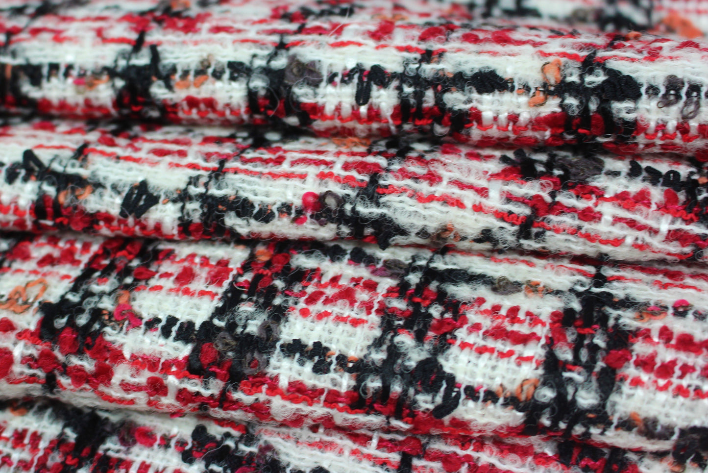 So Tissus - Tissu tweed de laine - à carreaux - ton blanc rouge et noir | Bennytex | Mondial Tissus | Cousette | Tissus de rêve | Tissus.net