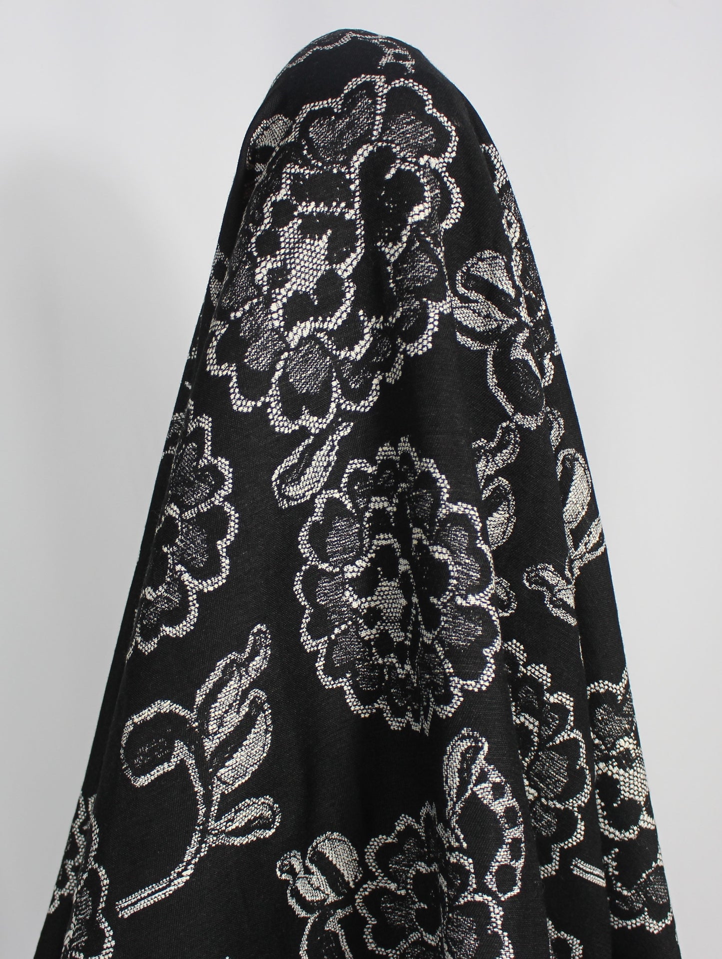Tissus haute couture. Tissus au mètre pas cher. Tissus pas cher. Acheter tissus au mètre. Tissus français. Tissus de grandes maisons. Tissus haut de gamme. Tissus pour collection. Tissus pour createur. Jeune createur. Laine. Soie. Coton. Lin.