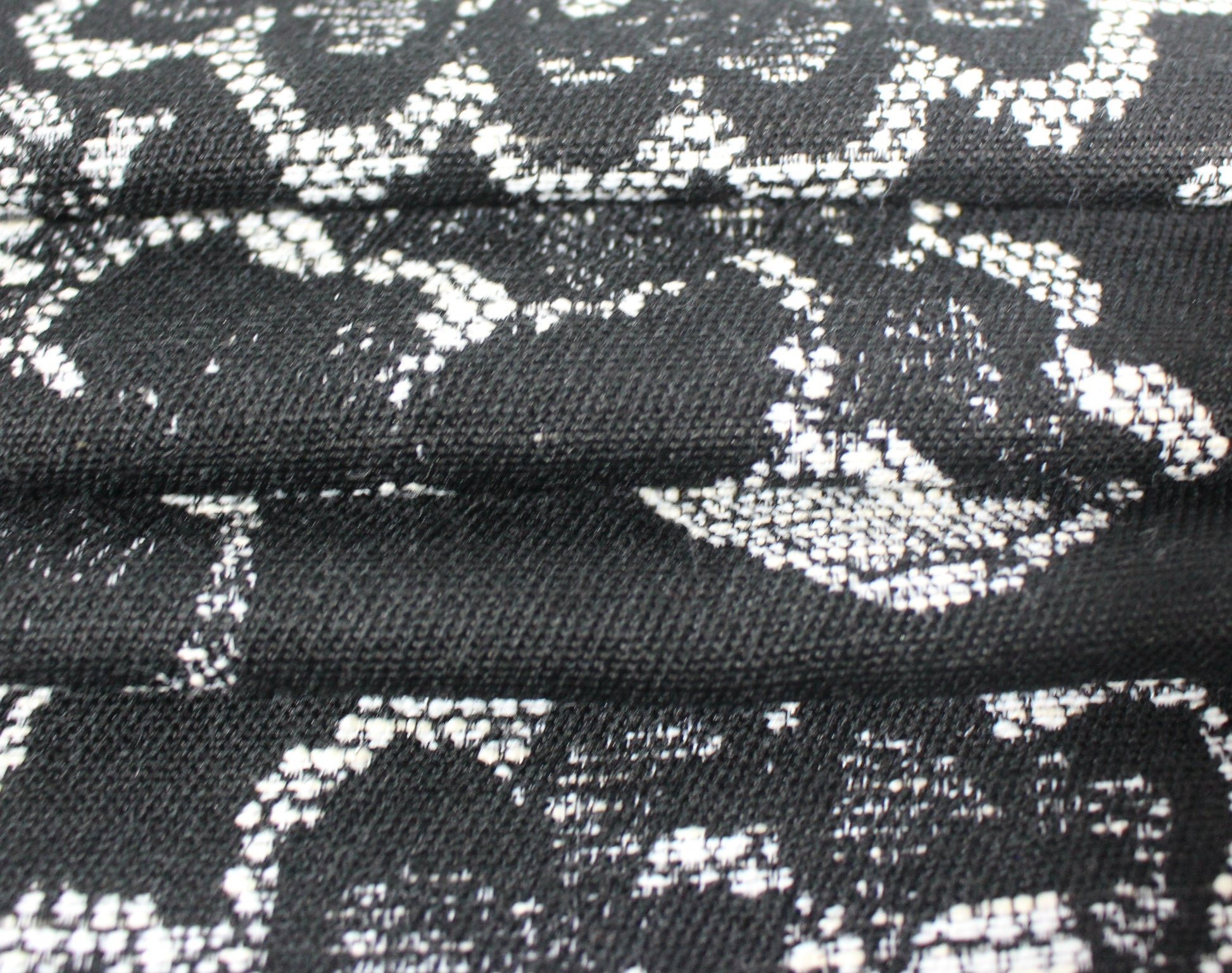Tissus haute couture. Tissus au mètre pas cher. Tissus pas cher. Acheter tissus au mètre. Tissus français. Tissus de grandes maisons. Tissus haut de gamme. Tissus pour collection. Tissus pour createur. Jeune createur. Laine. Soie. Coton. Lin.