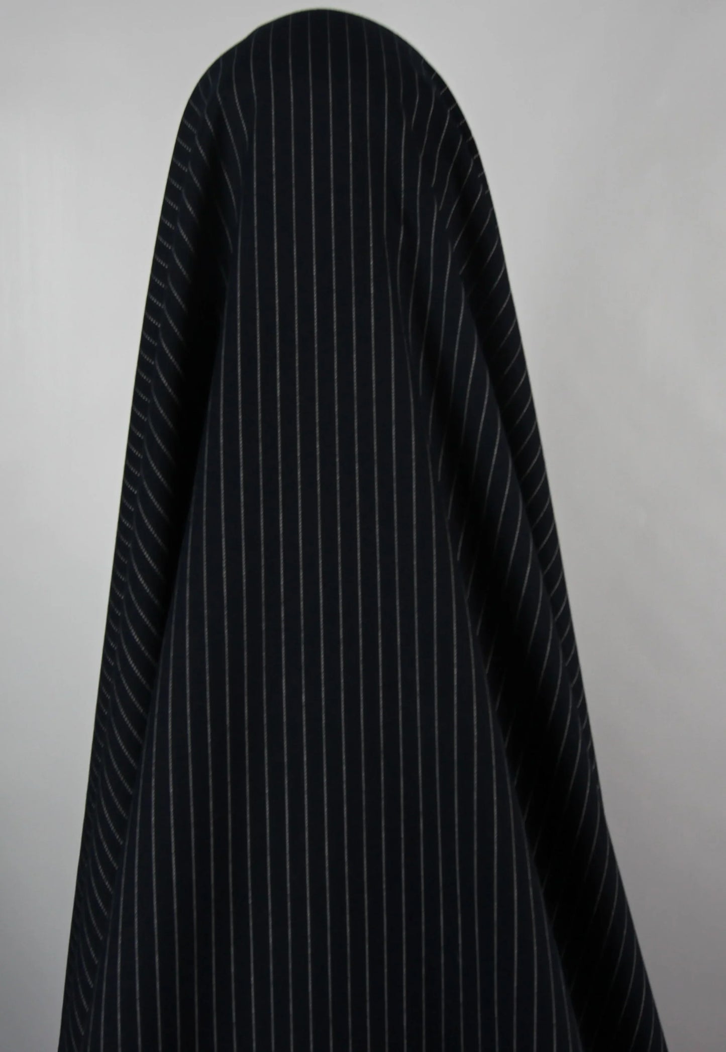 Tissus haute couture. Tissus au mètre pas cher. Tissus pas cher. Acheter tissus au mètre. Tissus français. Tissus de grandes maisons. Tissus haut de gamme. Tissus pour collection. Tissus pour createur. Jeune createur. Laine. Soie. Coton. Lin.