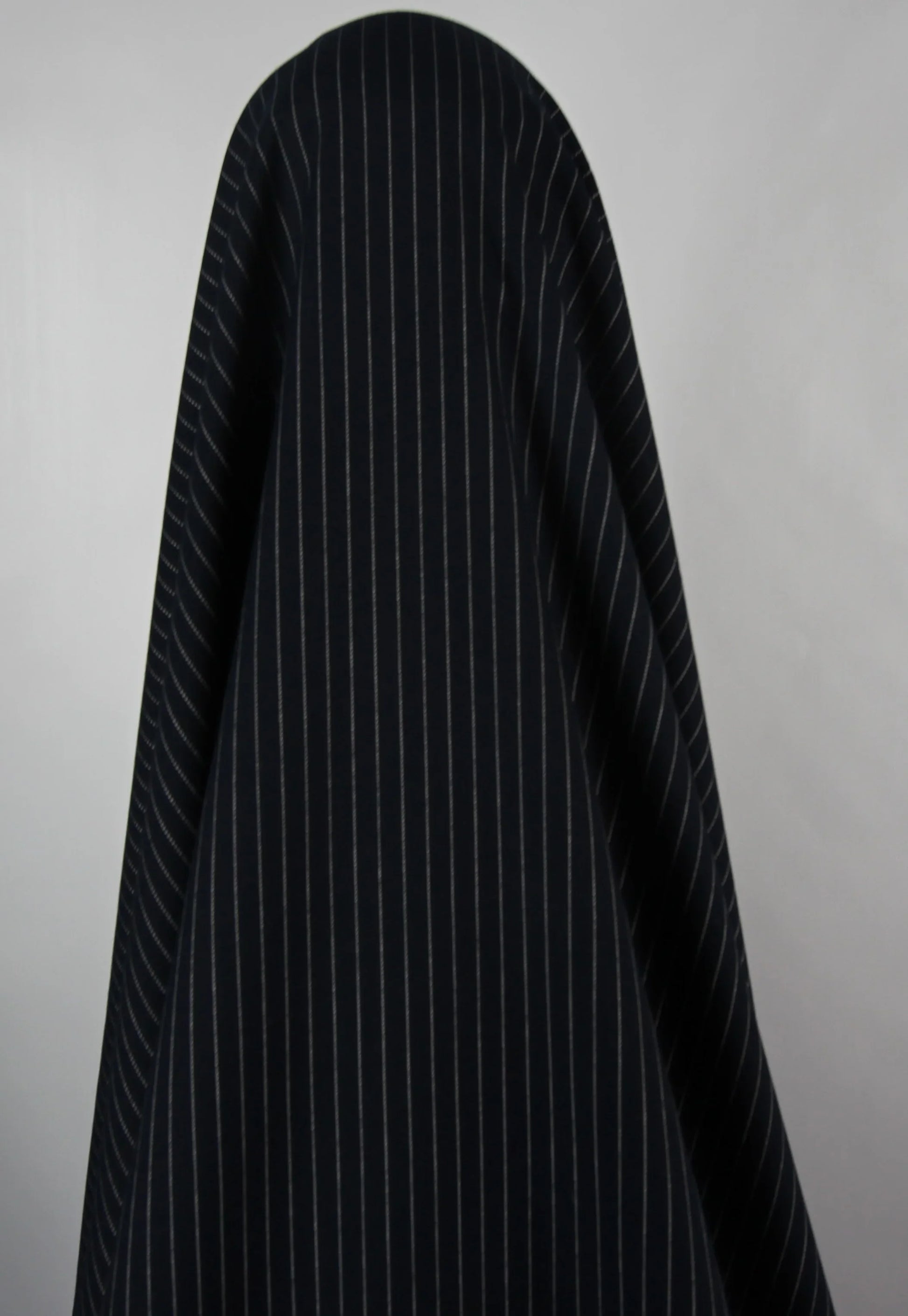 Tissus haute couture. Tissus au mètre pas cher. Tissus pas cher. Acheter tissus au mètre. Tissus français. Tissus de grandes maisons. Tissus haut de gamme. Tissus pour collection. Tissus pour createur. Jeune createur. Laine. Soie. Coton. Lin.