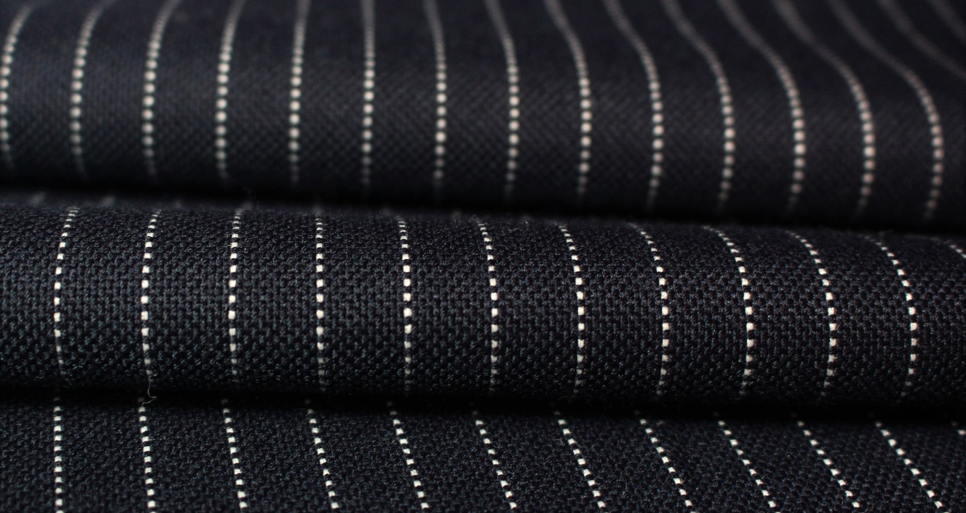 Tissus haute couture. Tissus au mètre pas cher. Tissus pas cher. Acheter tissus au mètre. Tissus français. Tissus de grandes maisons. Tissus haut de gamme. Tissus pour collection. Tissus pour createur. Jeune createur. Laine. Soie. Coton. Lin.