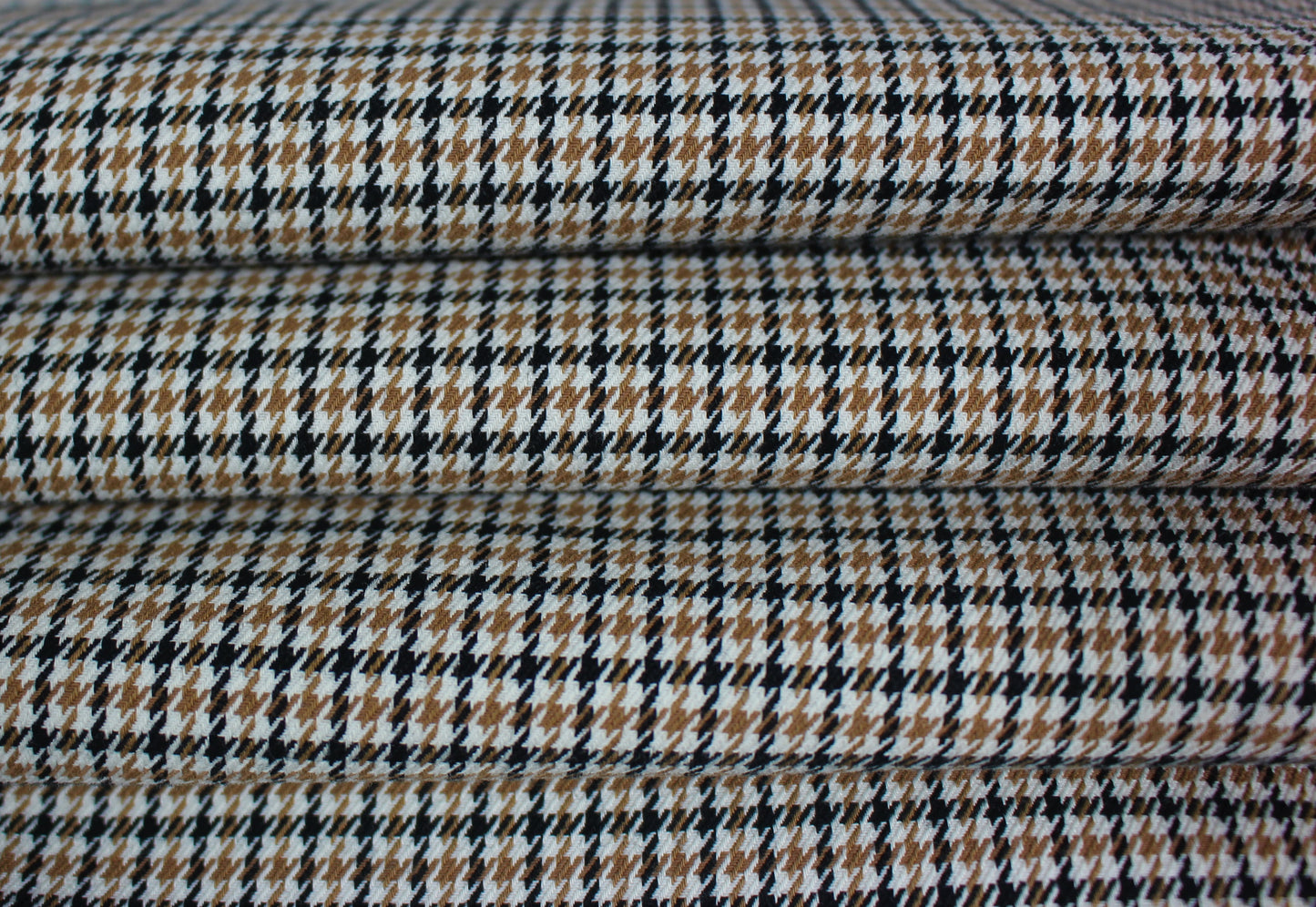 So Tissus - Tissu gabardine coton - imprimé pied de poule - noir blanc et beige | Bennytex | Mondial Tissus | Cousette | Tissus de rêve | Tissus.net