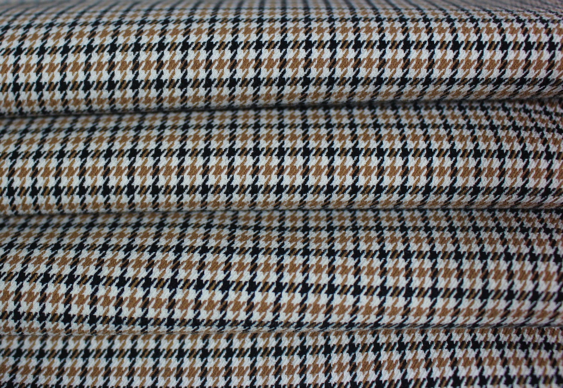 So Tissus - Tissu gabardine coton - imprimé pied de poule - noir blanc et beige | Bennytex | Mondial Tissus | Cousette | Tissus de rêve | Tissus.net