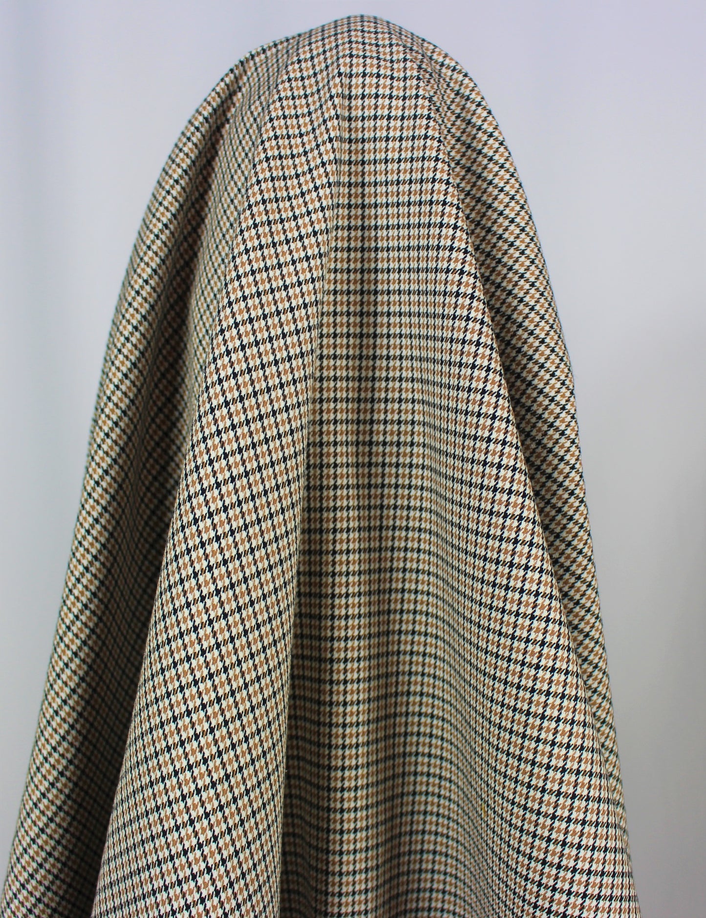 So Tissus - Tissu gabardine coton - imprimé pied de poule - noir blanc et beige | Bennytex | Mondial Tissus | Cousette | Tissus de rêve | Tissus.net