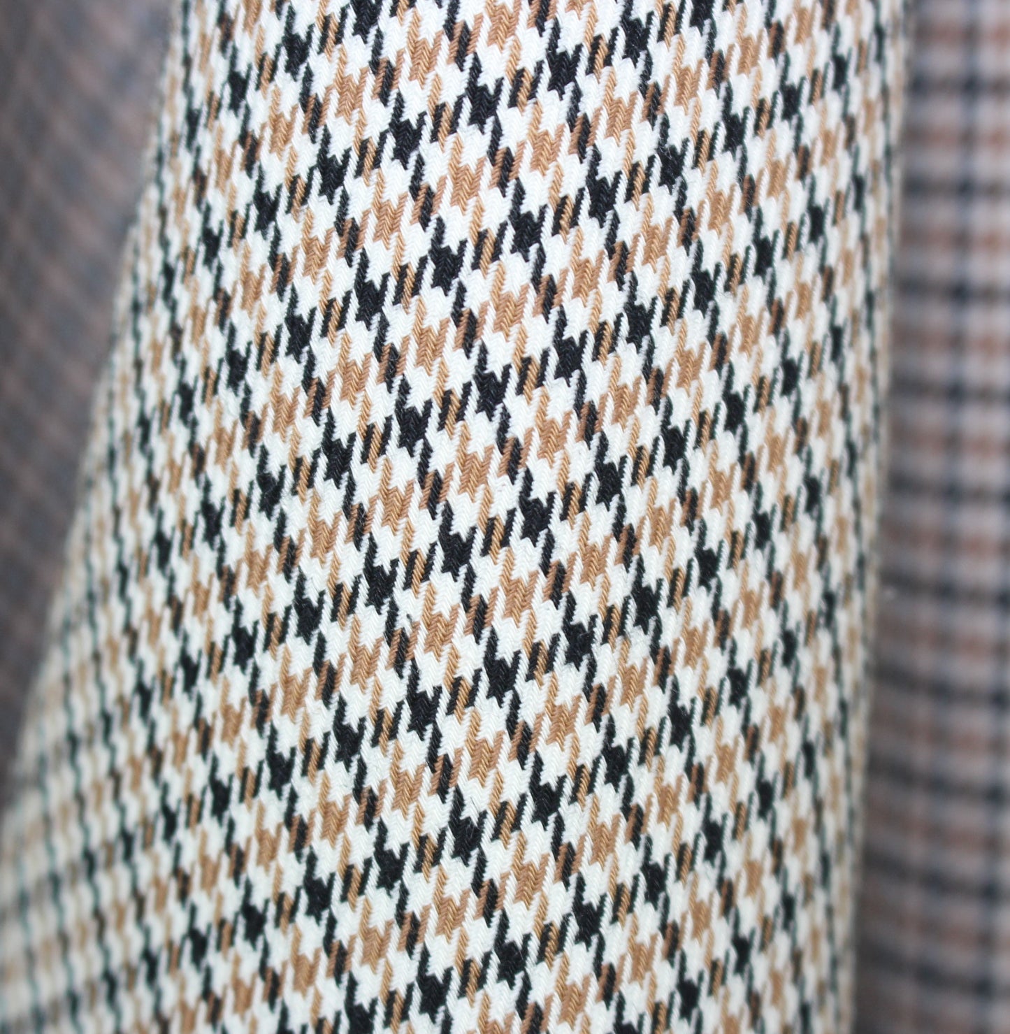 So Tissus - Tissu gabardine coton - imprimé pied de poule - noir blanc et beige | Bennytex | Mondial Tissus | Cousette | Tissus de rêve | Tissus.net