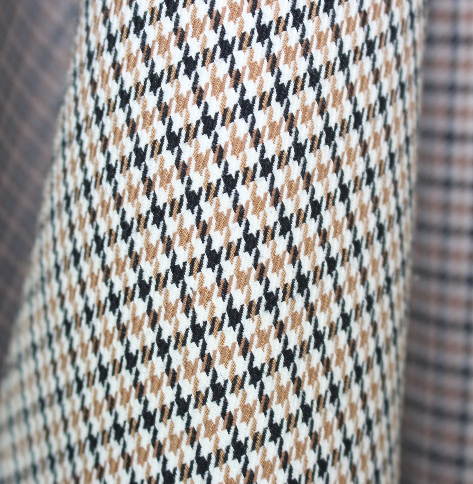 So Tissus - Tissu gabardine coton - imprimé pied de poule - noir blanc et beige | Bennytex | Mondial Tissus | Cousette | Tissus de rêve | Tissus.net