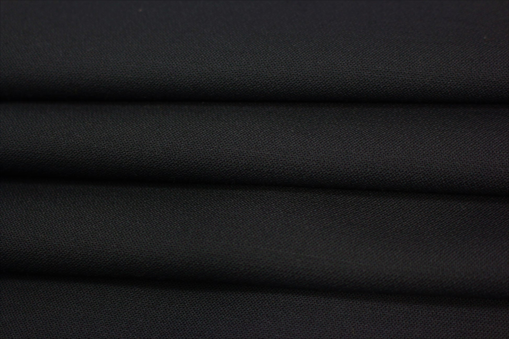 Tissus haute couture. Tissus au mètre pas cher. Tissus pas cher. Acheter tissus au mètre. Tissus français. Tissus de grandes maisons. Tissus haut de gamme. Tissus pour collection. Tissus pour createur. Jeune createur. Laine. Soie. Coton. Lin.