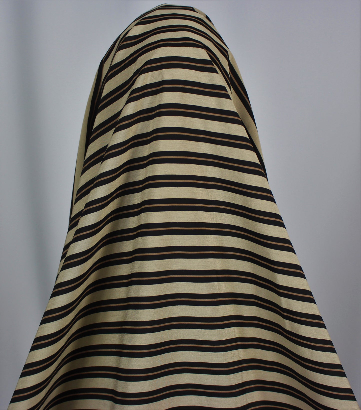 So Tissus - Tissu popeline viscose rayée - ton beige et noir | Bennytex | Mondial Tissus | Cousette | Tissus de rêve | Tissus.net