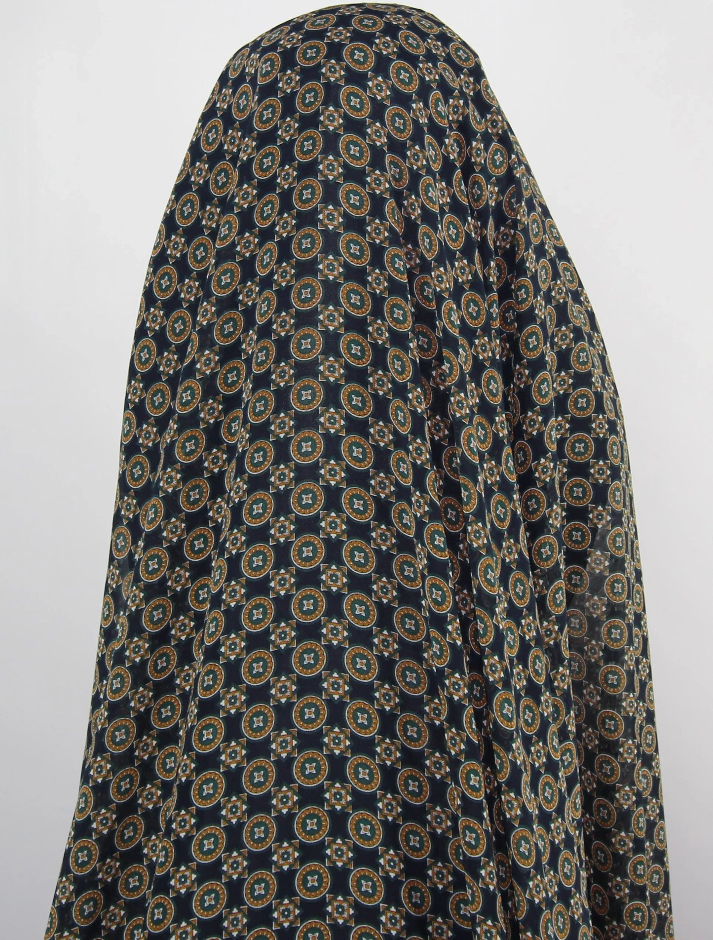 Tissus haute couture. Tissus au mètre pas cher. Tissus pas cher. Acheter tissus au mètre. Tissus français. Tissus de grandes maisons. Tissus haut de gamme. Tissus pour collection. Tissus pour createur. Jeune createur. Laine. Soie. Coton. Lin.