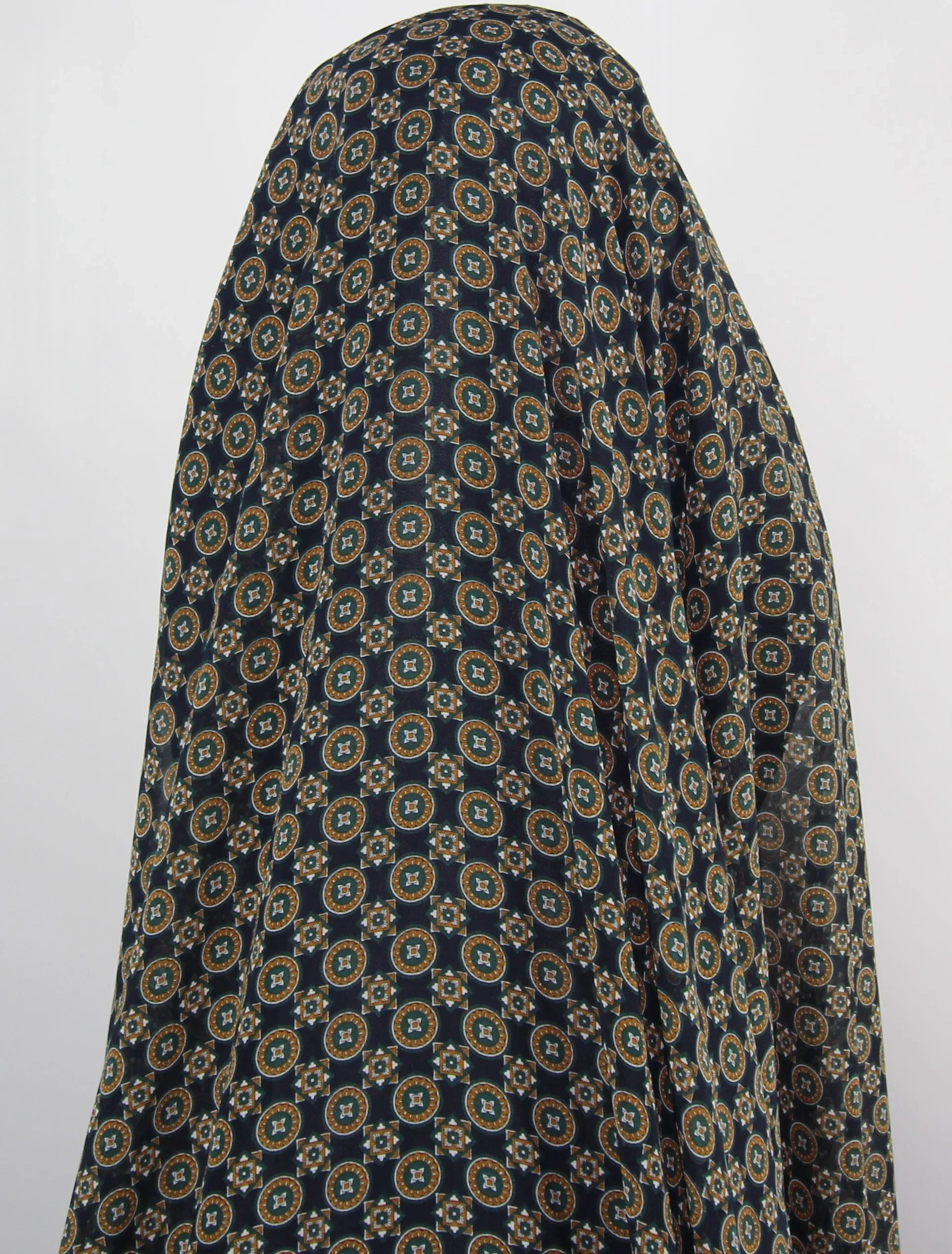 Tissus haute couture. Tissus au mètre pas cher. Tissus pas cher. Acheter tissus au mètre. Tissus français. Tissus de grandes maisons. Tissus haut de gamme. Tissus pour collection. Tissus pour createur. Jeune createur. Laine. Soie. Coton. Lin.