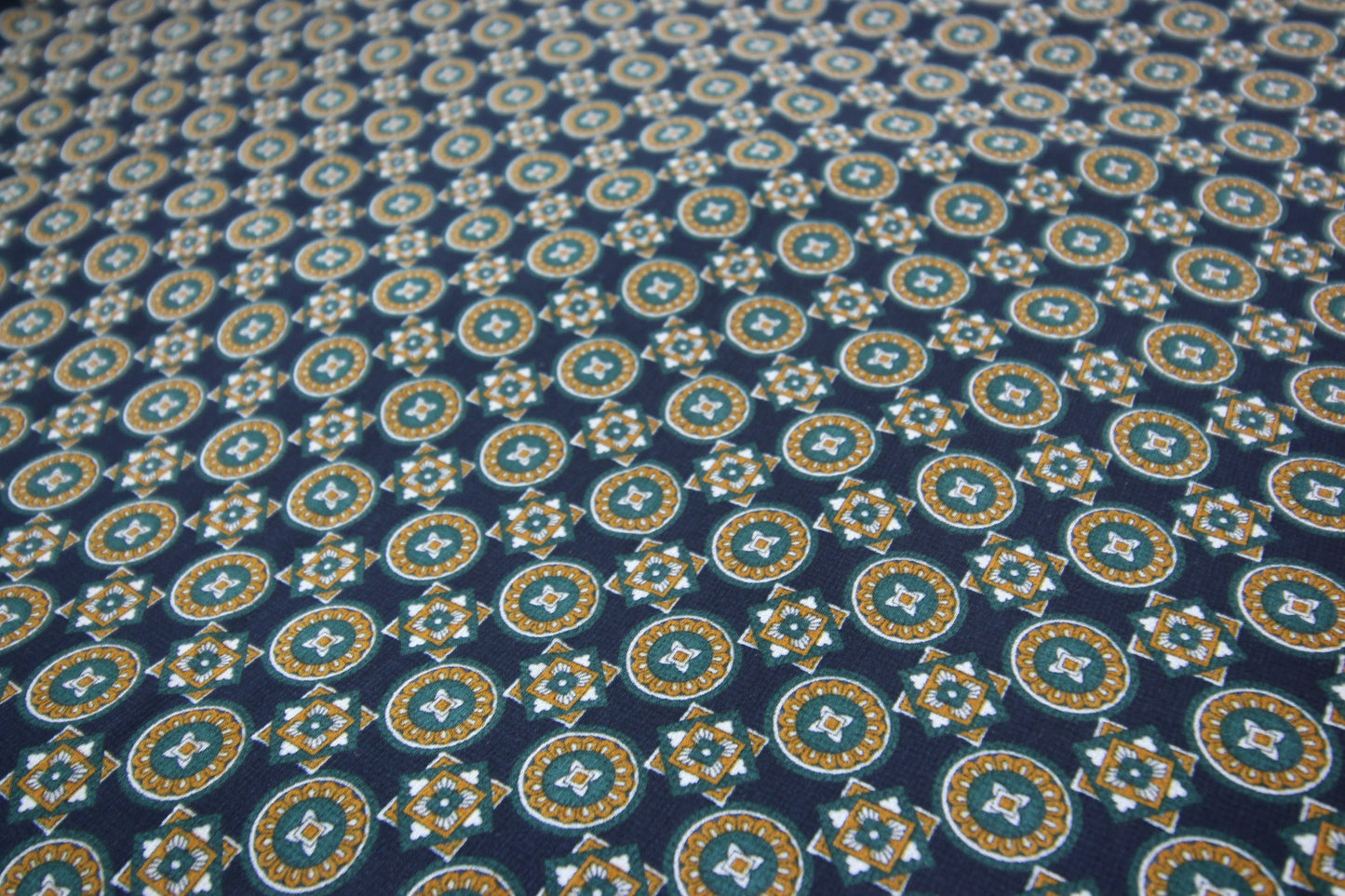 Tissus haute couture. Tissus au mètre pas cher. Tissus pas cher. Acheter tissus au mètre. Tissus français. Tissus de grandes maisons. Tissus haut de gamme. Tissus pour collection. Tissus pour createur. Jeune createur. Laine. Soie. Coton. Lin.
