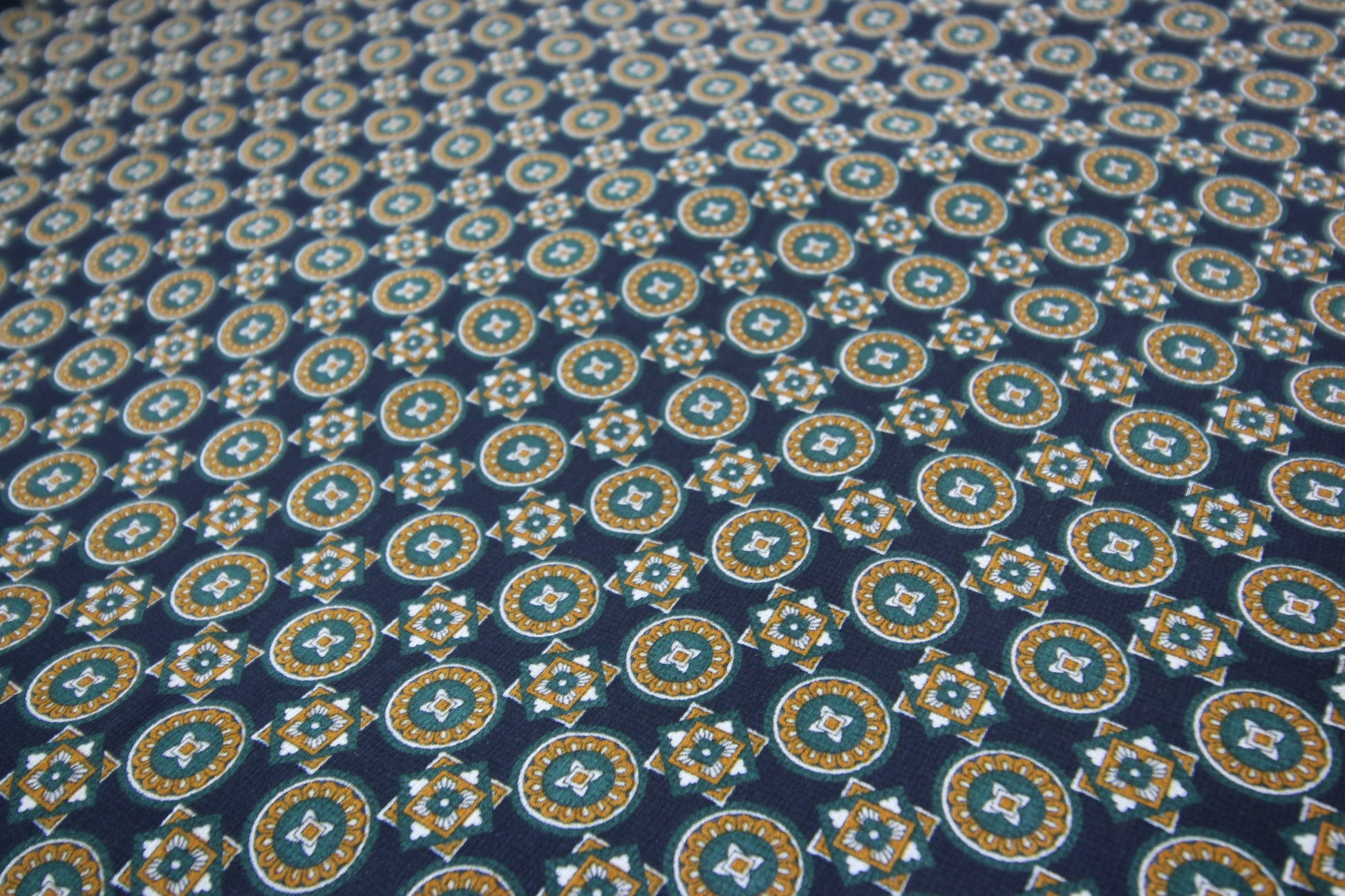Tissus haute couture. Tissus au mètre pas cher. Tissus pas cher. Acheter tissus au mètre. Tissus français. Tissus de grandes maisons. Tissus haut de gamme. Tissus pour collection. Tissus pour createur. Jeune createur. Laine. Soie. Coton. Lin.