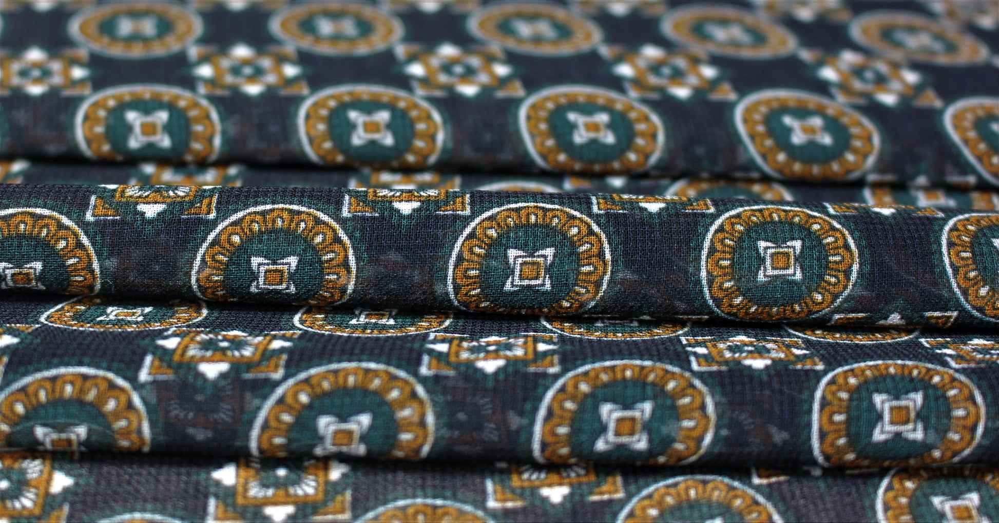 Tissus haute couture. Tissus au mètre pas cher. Tissus pas cher. Acheter tissus au mètre. Tissus français. Tissus de grandes maisons. Tissus haut de gamme. Tissus pour collection. Tissus pour createur. Jeune createur. Laine. Soie. Coton. Lin.