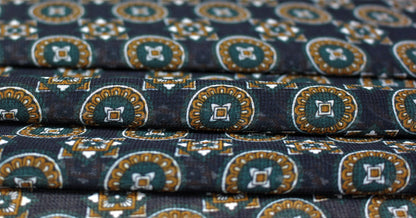 Tissus haute couture. Tissus au mètre pas cher. Tissus pas cher. Acheter tissus au mètre. Tissus français. Tissus de grandes maisons. Tissus haut de gamme. Tissus pour collection. Tissus pour createur. Jeune createur. Laine. Soie. Coton. Lin.