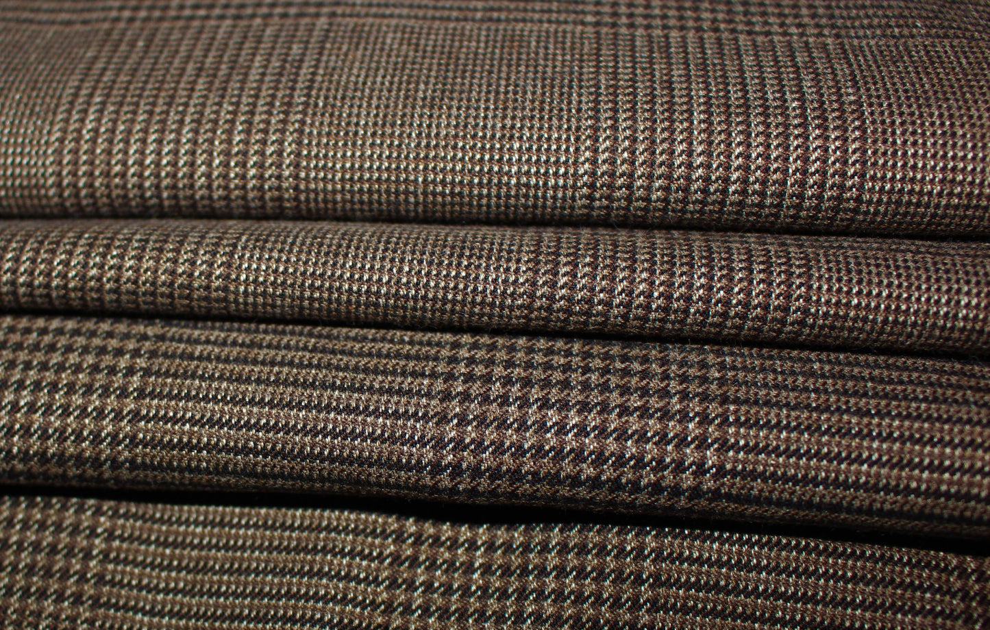Tissus haute couture. Tissus au mètre pas cher. Tissus pas cher. Acheter tissus au mètre. Tissus français. Tissus de grandes maisons. Tissus haut de gamme. Tissus pour collection. Tissus pour createur. Jeune createur. Laine. Soie. Coton. Lin.