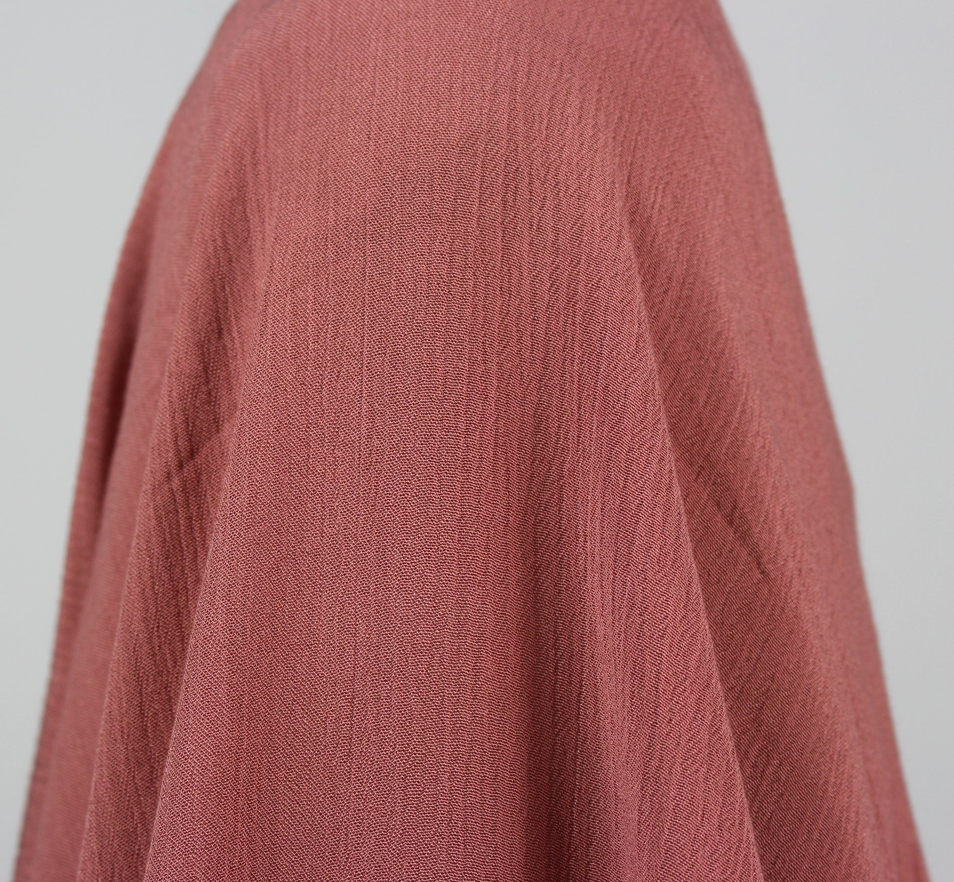 Tissus haute couture. Tissus au mètre pas cher. Tissus pas cher. Acheter tissus au mètre. Tissus français. Tissus de grandes maisons. Tissus haut de gamme. Tissus pour collection. Tissus pour createur. Jeune createur. Laine. Soie. Coton. Lin.