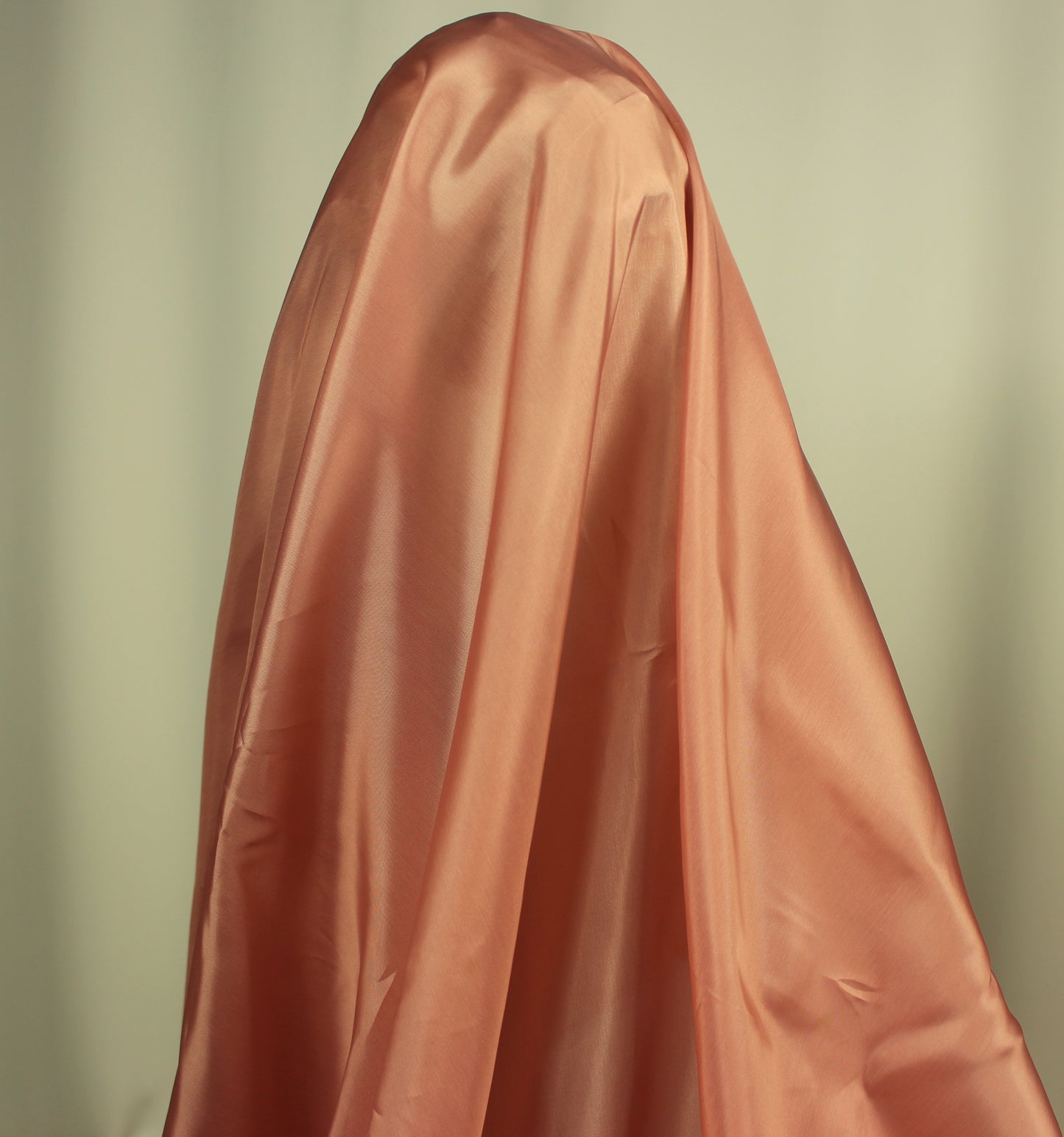 Tissus haute couture. Tissus au mètre pas cher. Tissus pas cher. Acheter tissus au mètre. Tissus français. Tissus de grandes maisons. Tissus haut de gamme. Tissus pour collection. Tissus pour createur. Jeune createur. Laine. Soie. Coton. Lin.