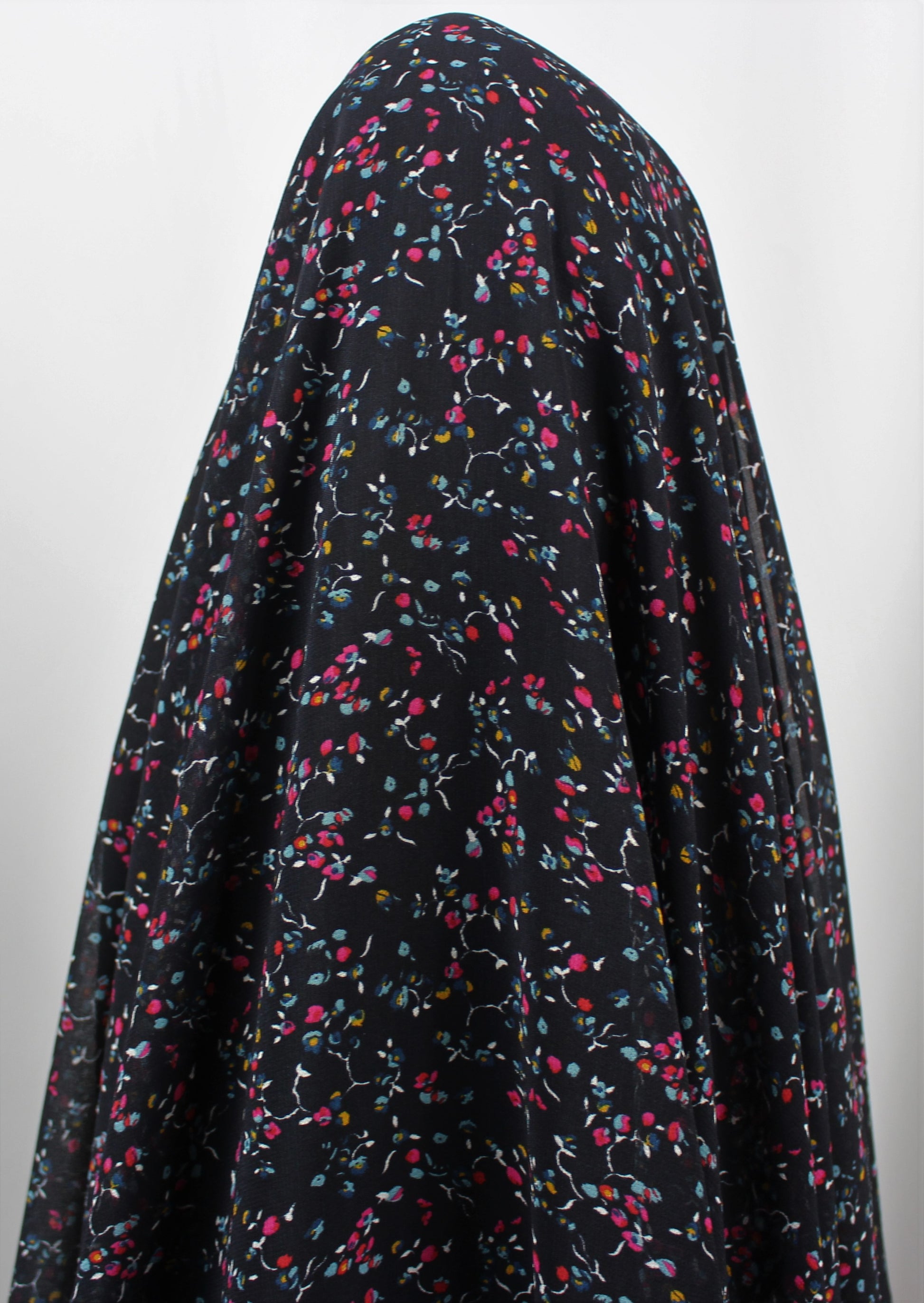 Tissus haute couture. Tissus au mètre pas cher. Tissus pas cher. Acheter tissus au mètre. Tissus français. Tissus de grandes maisons. Tissus haut de gamme. Tissus pour collection. Tissus pour createur. Jeune createur. Laine. Soie. Coton. Lin.