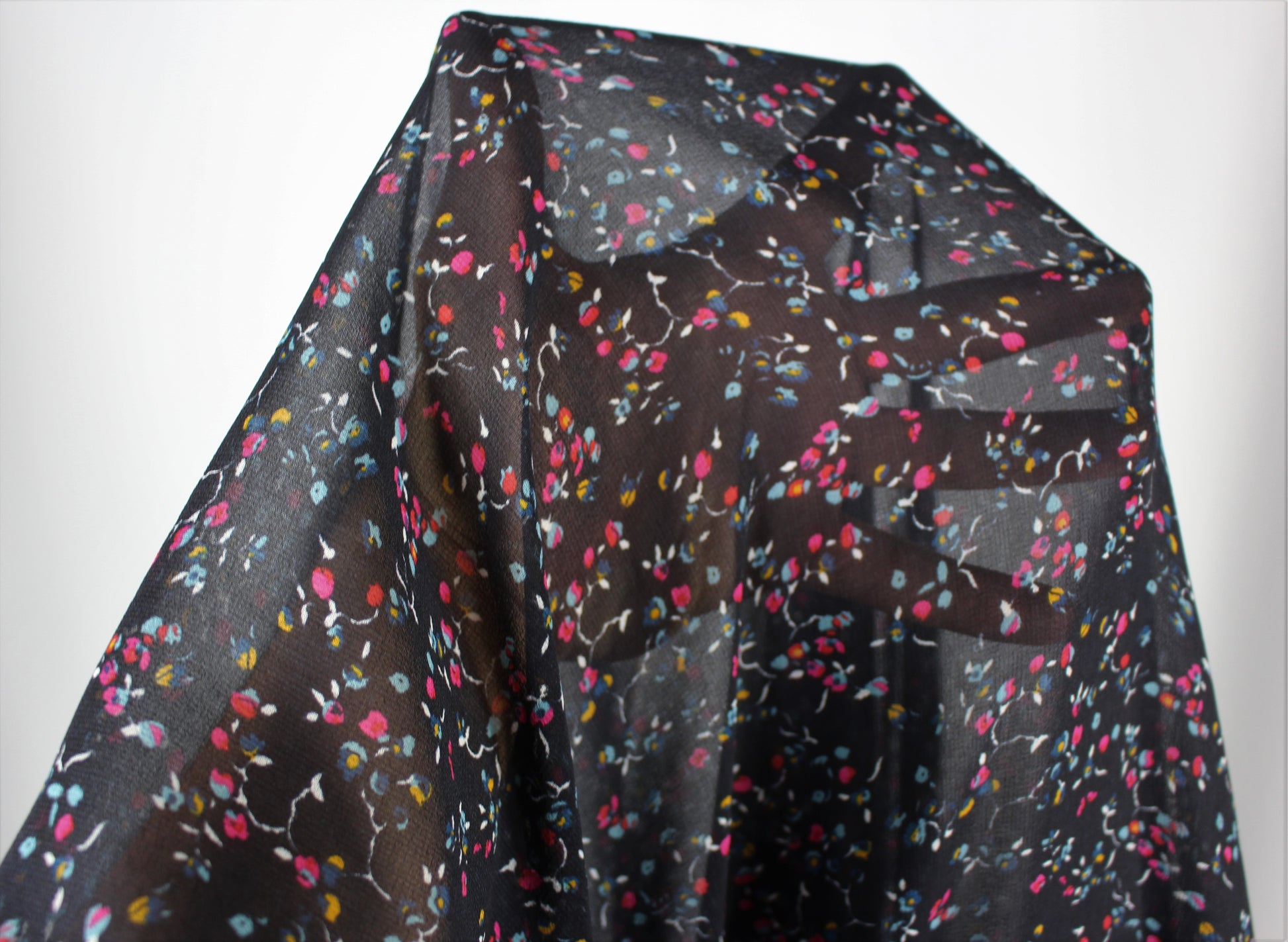 Tissus haute couture. Tissus au mètre pas cher. Tissus pas cher. Acheter tissus au mètre. Tissus français. Tissus de grandes maisons. Tissus haut de gamme. Tissus pour collection. Tissus pour createur. Jeune createur. Laine. Soie. Coton. Lin.