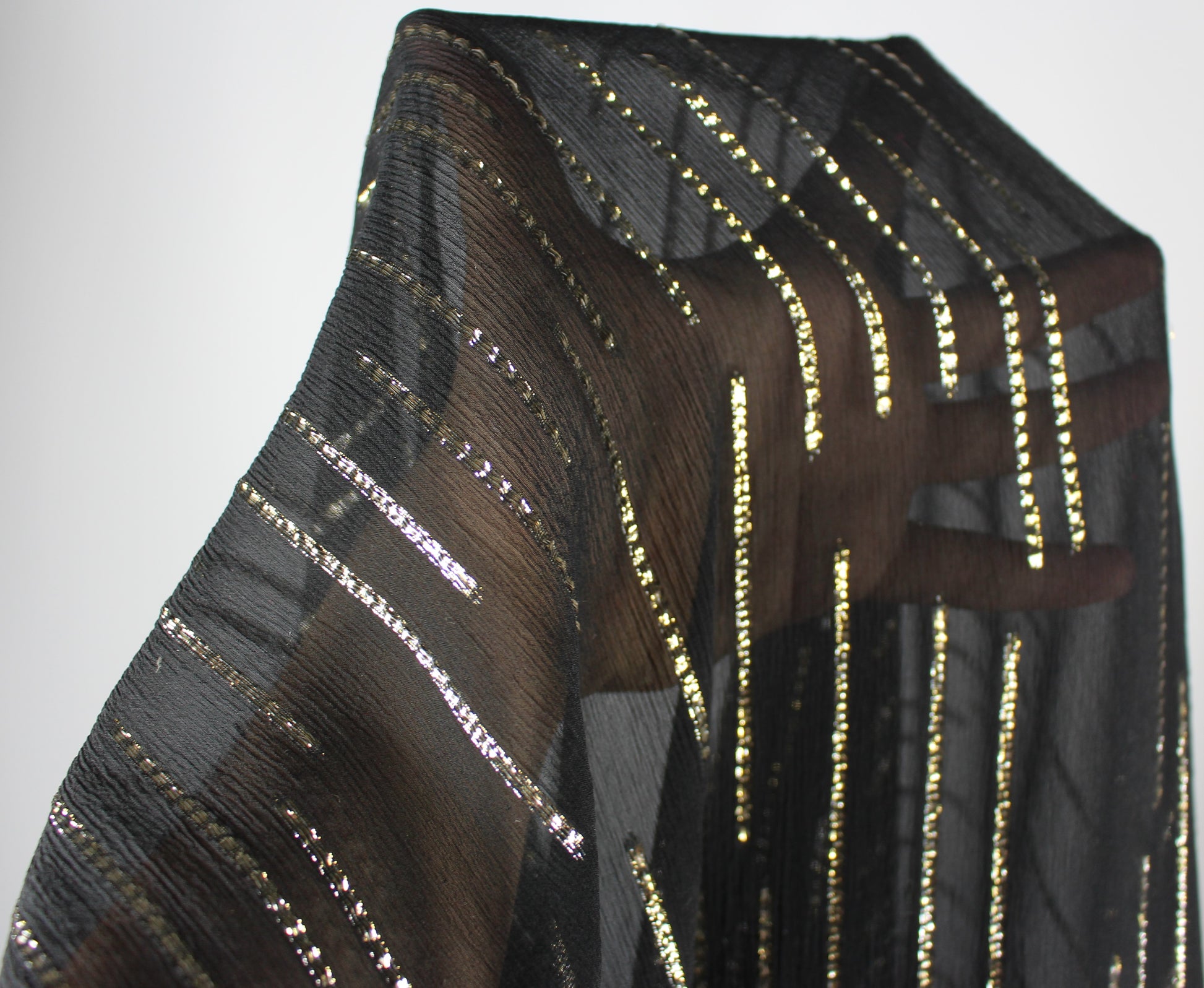 Tissu mousseline de soie - noir et doré - photo 3/4 | So Tissus