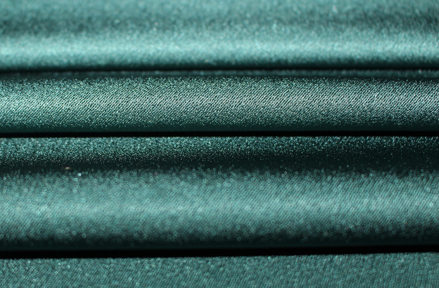 Tissus haute couture. Tissus au mètre pas cher. Tissus pas cher. Acheter tissus au mètre. Tissus français. Tissus de grandes maisons. Tissus haut de gamme. Tissus pour collection. Tissus pour createur. Jeune createur. Laine. Soie. Coton. Lin.