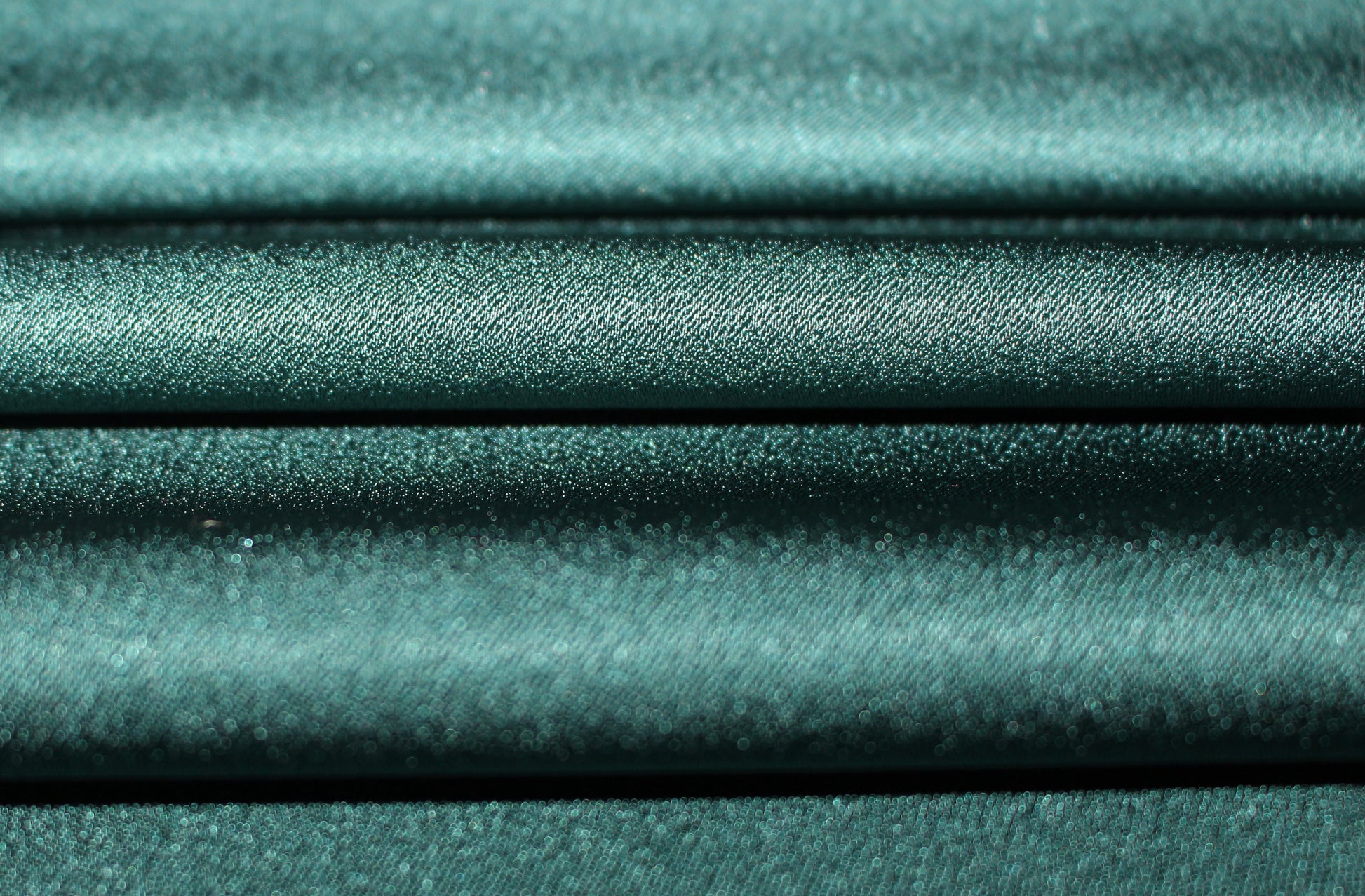 Tissus haute couture. Tissus au mètre pas cher. Tissus pas cher. Acheter tissus au mètre. Tissus français. Tissus de grandes maisons. Tissus haut de gamme. Tissus pour collection. Tissus pour createur. Jeune createur. Laine. Soie. Coton. Lin.