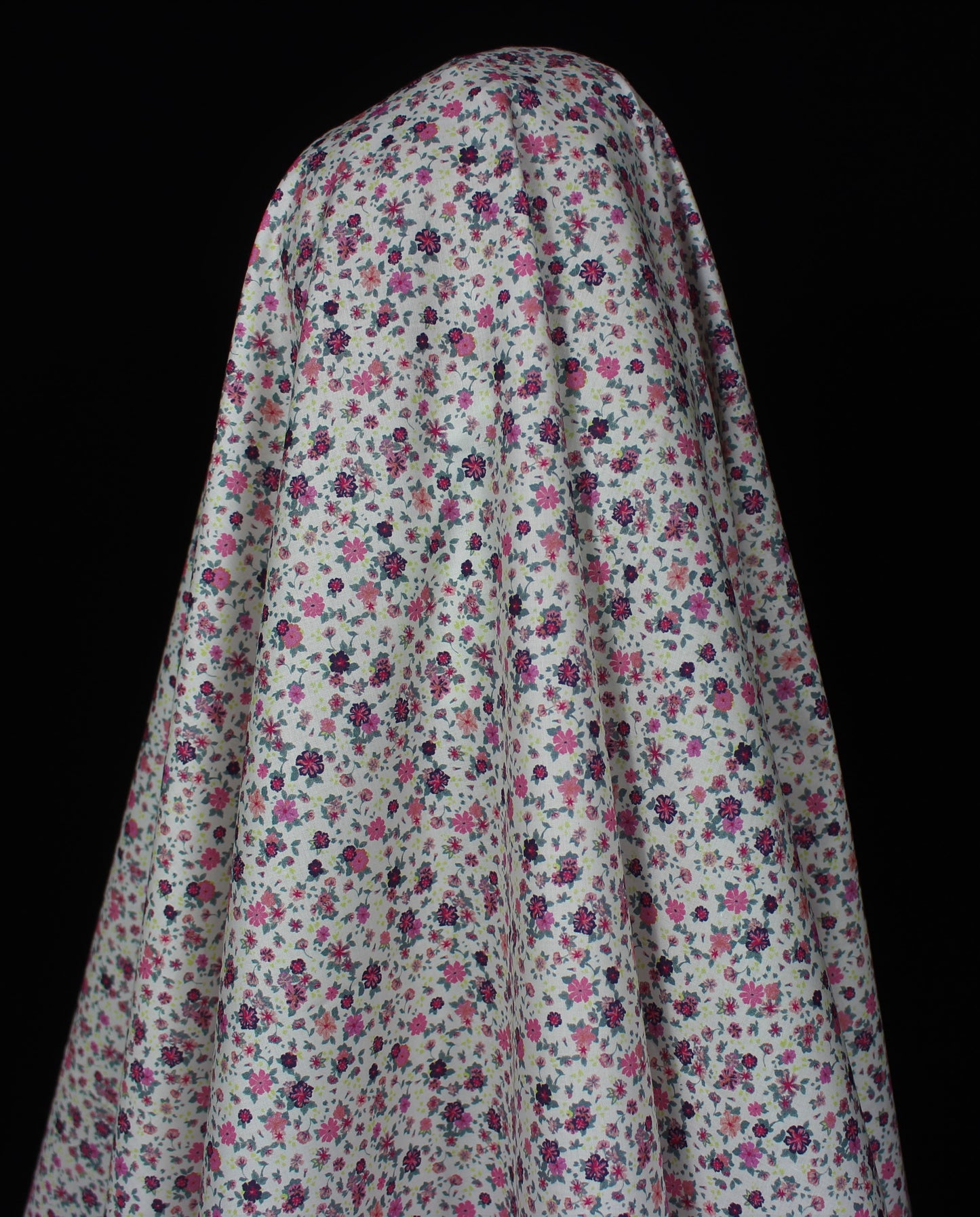Tissus haute couture. Tissus au mètre pas cher. Tissus pas cher. Acheter tissus au mètre. Tissus français. Tissus de grandes maisons. Tissus haut de gamme. Tissus pour collection. Tissus pour createur. Jeune createur. Laine. Soie. Coton. Lin.