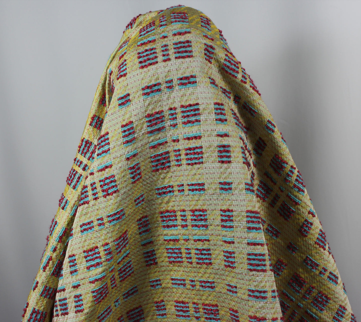 Tissus haute couture. Tissus au mètre pas cher. Tissus pas cher. Acheter tissus au mètre. Tissus français. Tissus de grandes maisons. Tissus haut de gamme. Tissus pour collection. Tissus pour createur. Jeune createur. Laine. Soie. Coton. Lin.