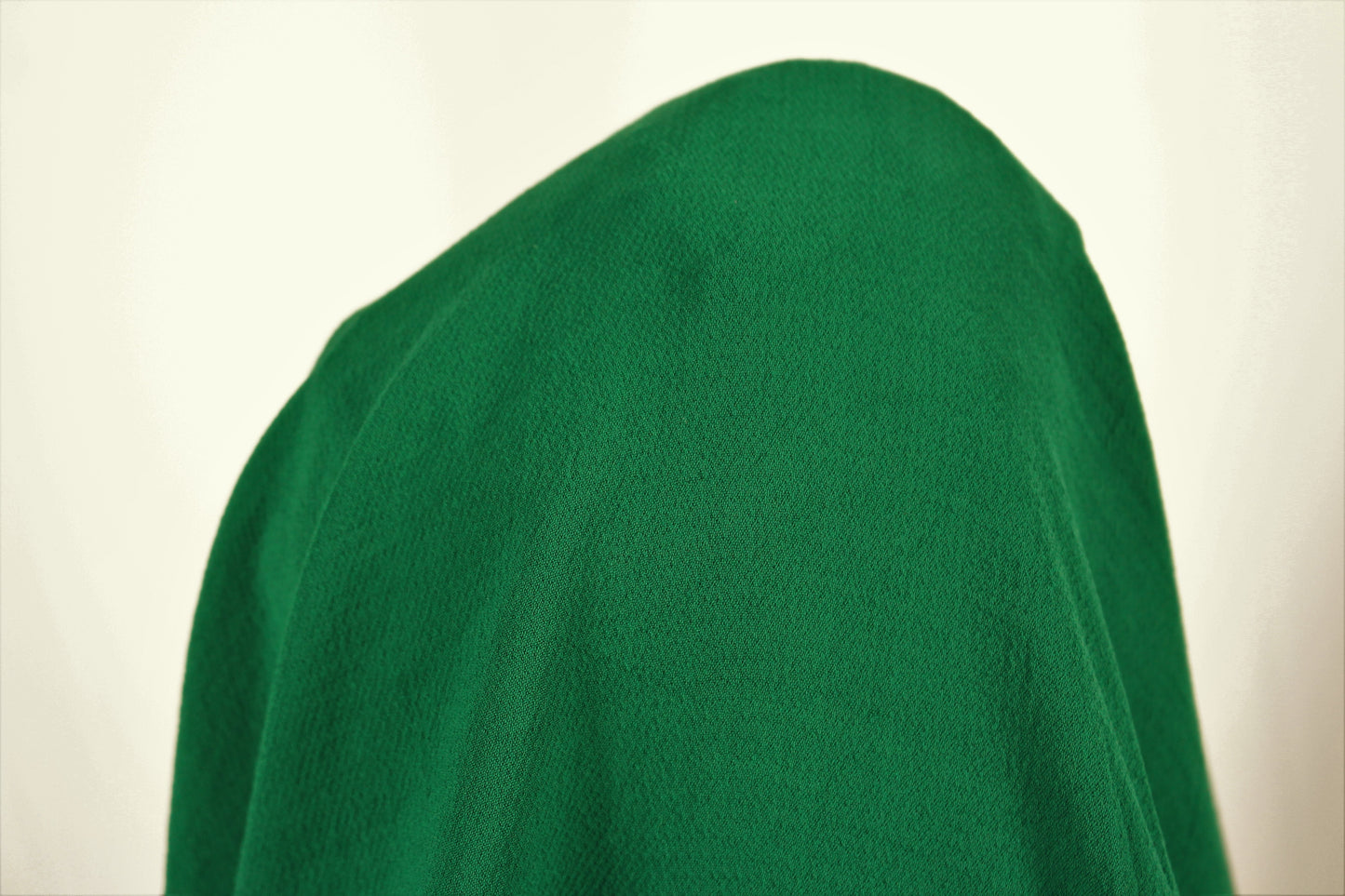 Tissus haute couture. Tissus au mètre pas cher. Tissus pas cher. Acheter tissus au mètre. Tissus français. Tissus de grandes maisons. Tissus haut de gamme. Tissus pour collection. Tissus pour createur. Jeune createur. Laine. Soie. Coton. Lin.