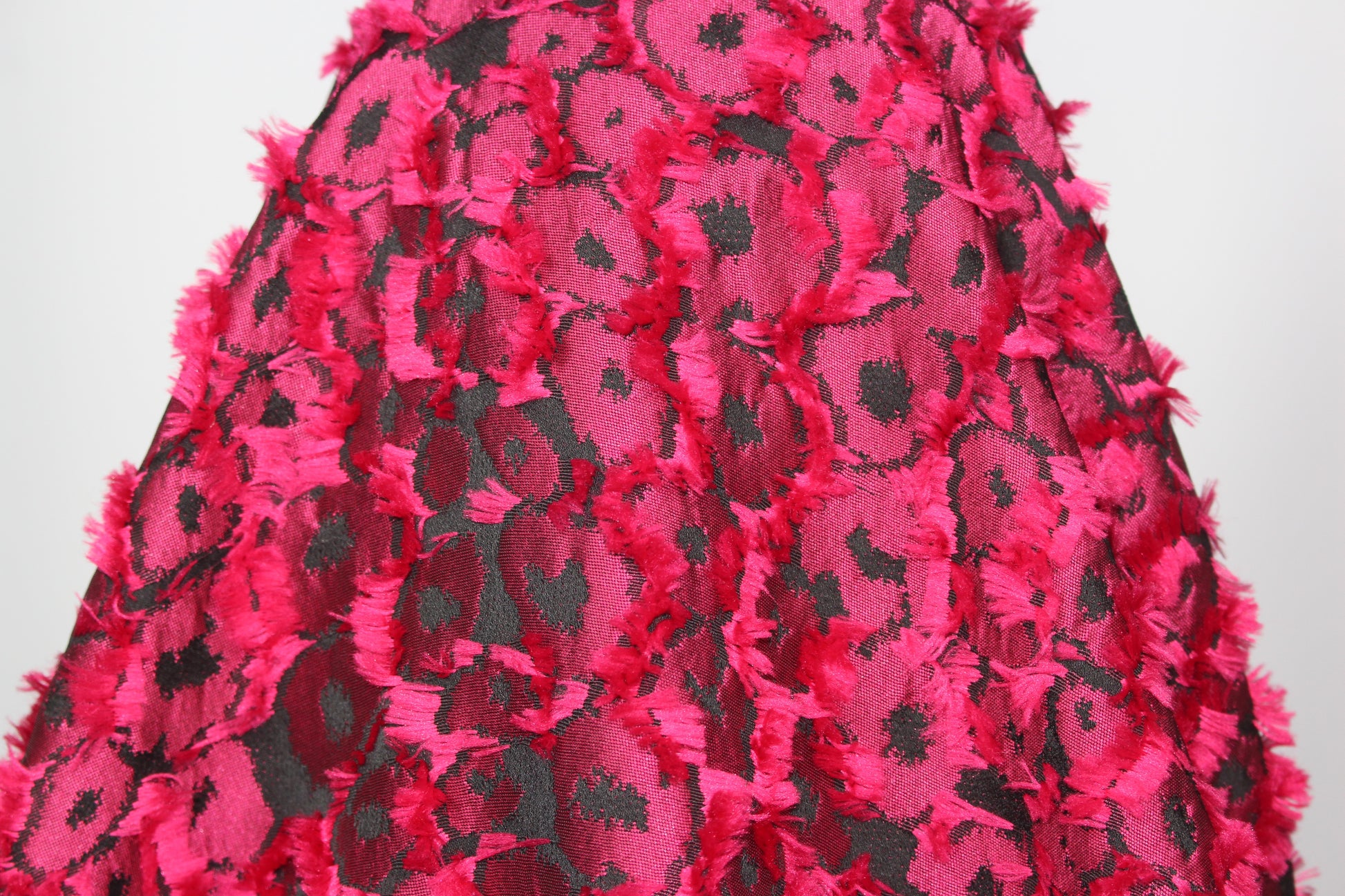 Tissus haute couture. Tissus au mètre pas cher. Tissus pas cher. Acheter tissus au mètre. Tissus français. Tissus de grandes maisons. Tissus haut de gamme. Tissus pour collection. Tissus pour createur. Jeune createur. Laine. Soie. Coton. Lin.