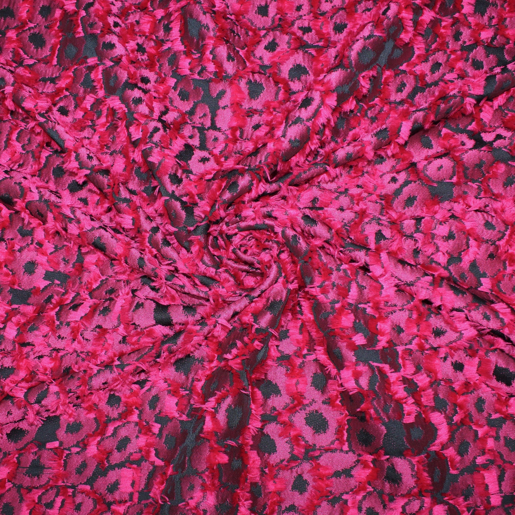 Tissus haute couture. Tissus au mètre pas cher. Tissus pas cher. Acheter tissus au mètre. Tissus français. Tissus de grandes maisons. Tissus haut de gamme. Tissus pour collection. Tissus pour createur. Jeune createur. Laine. Soie. Coton. Lin.