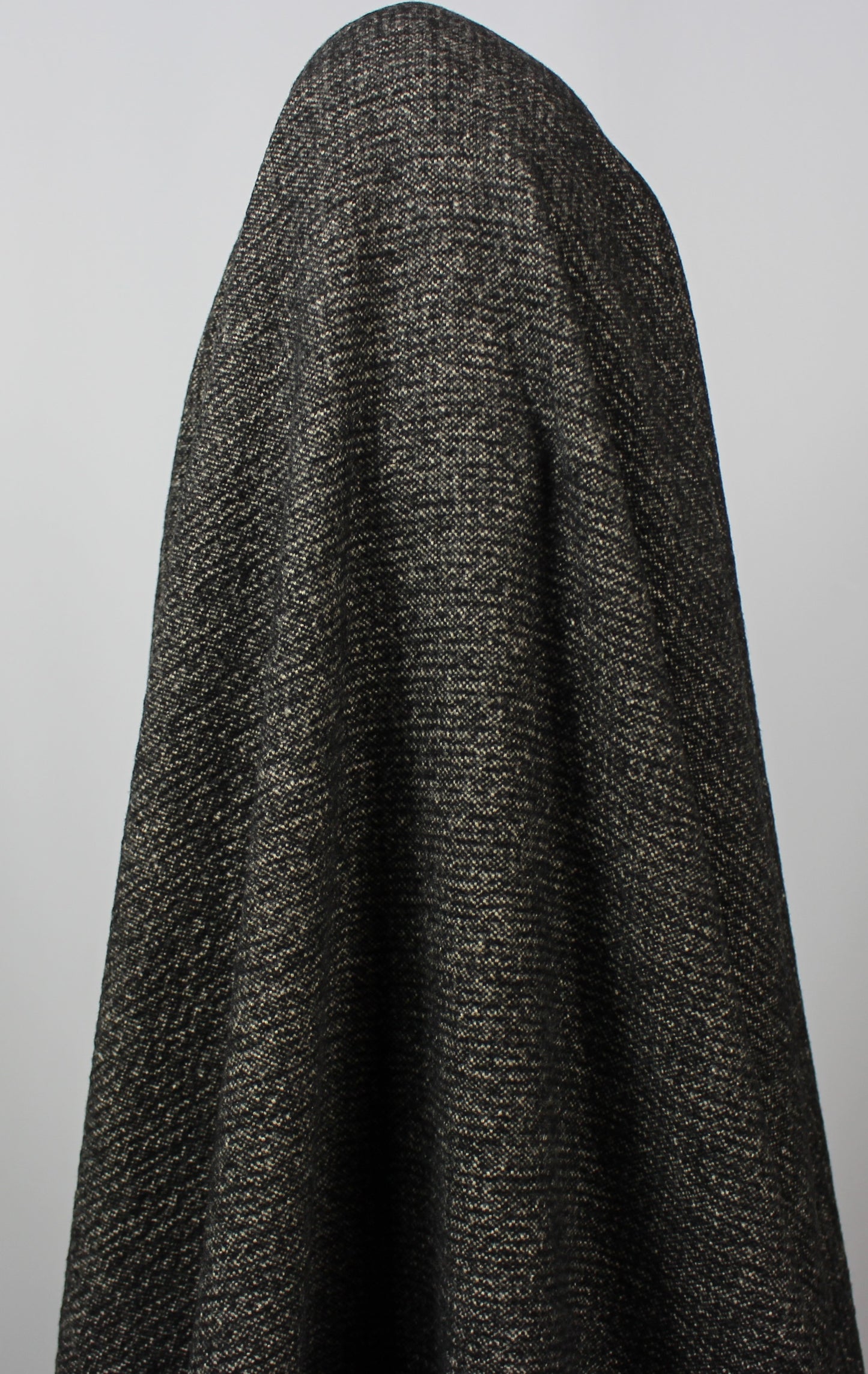 Tissus haute couture. Tissus au mètre pas cher. Tissus pas cher. Acheter tissus au mètre. Tissus français. Tissus de grandes maisons. Tissus haut de gamme. Tissus pour collection. Tissus pour createur. Jeune createur. Laine. Soie. Coton. Lin.