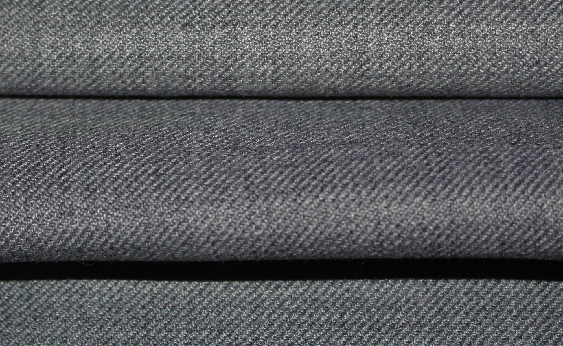 Tissus haute couture. Tissus au mètre pas cher. Tissus pas cher. Acheter tissus au mètre. Tissus français. Tissus de grandes maisons. Tissus haut de gamme. Tissus pour collection. Tissus pour createur. Jeune createur. Laine. Soie. Coton. Lin.