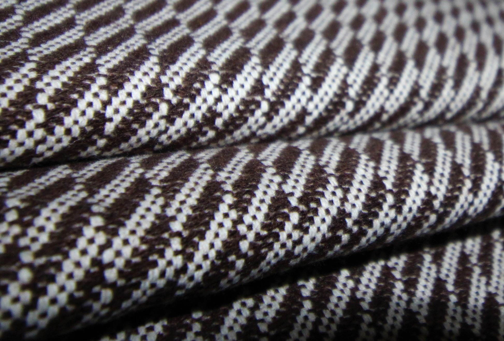 Tissus haute couture. Tissus au mètre pas cher. Tissus pas cher. Acheter tissus au mètre. Tissus français. Tissus de grandes maisons. Tissus haut de gamme. Tissus pour collection. Tissus pour createur. Jeune createur. Laine. Soie. Coton. Lin.