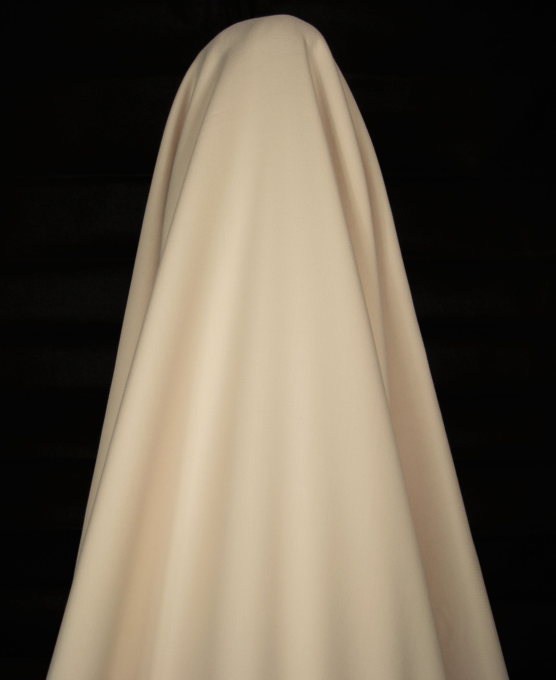 Tissus haute couture. Tissus au mètre pas cher. Tissus pas cher. Acheter tissus au mètre. Tissus français. Tissus de grandes maisons. Tissus haut de gamme. Tissus pour collection. Tissus pour createur. Jeune createur. Laine. Soie. Coton. Lin.