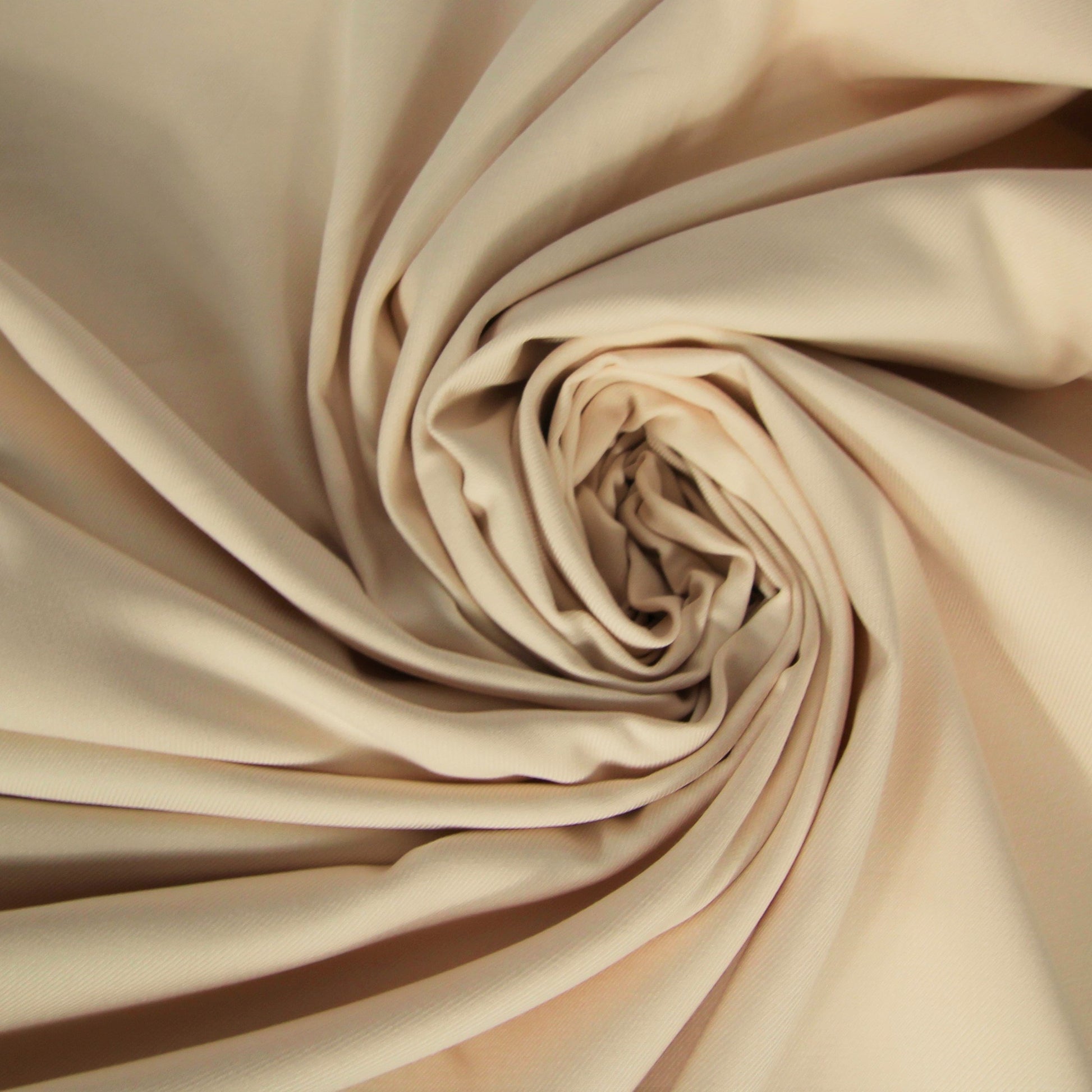 Tissus haute couture. Tissus au mètre pas cher. Tissus pas cher. Acheter tissus au mètre. Tissus français. Tissus de grandes maisons. Tissus haut de gamme. Tissus pour collection. Tissus pour createur. Jeune createur. Laine. Soie. Coton. Lin.