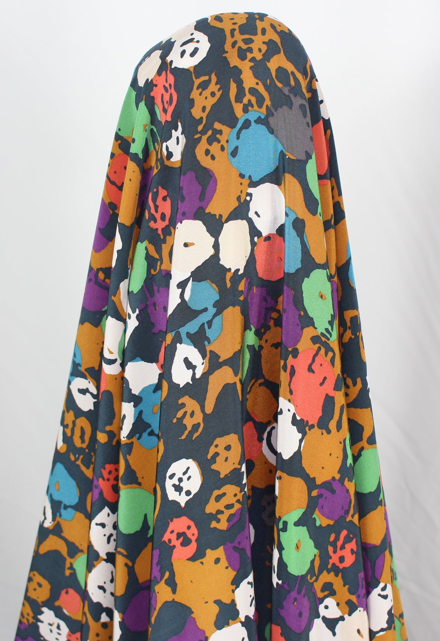 Tissus haute couture. Tissus au mètre pas cher. Tissus pas cher. Acheter tissus au mètre. Tissus français. Tissus de grandes maisons. Tissus haut de gamme. Tissus pour collection. Tissus pour createur. Jeune createur. Laine. Soie. Coton. Lin.