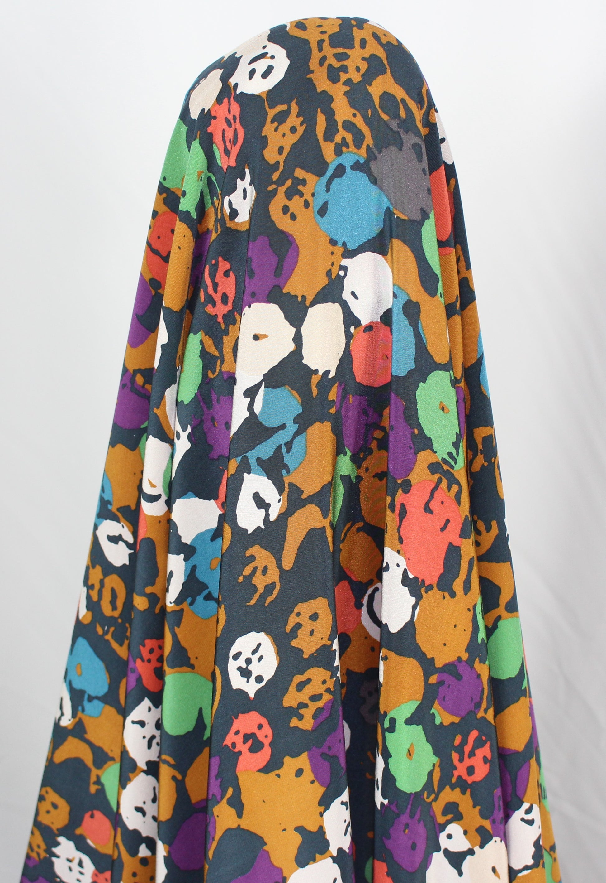 Tissus haute couture. Tissus au mètre pas cher. Tissus pas cher. Acheter tissus au mètre. Tissus français. Tissus de grandes maisons. Tissus haut de gamme. Tissus pour collection. Tissus pour createur. Jeune createur. Laine. Soie. Coton. Lin.