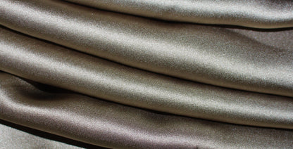 Tissu satin de soie 100% - taupe | Bennytex | Mondial Tissus | Cousette | Tissus de rêve | Tissus.net