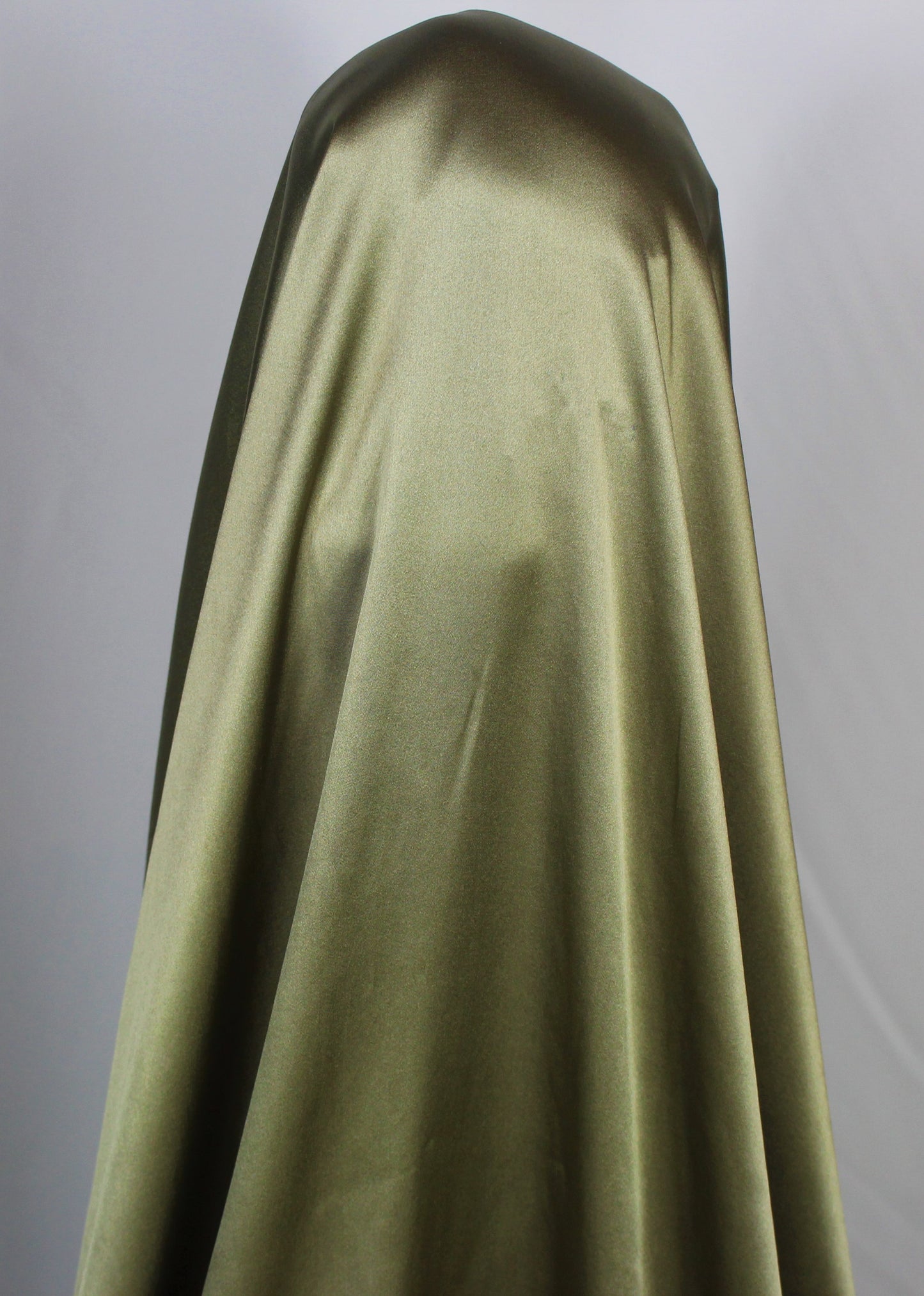 Tissu satin de soie 100% - taupe | Bennytex | Mondial Tissus | Cousette | Tissus de rêve | Tissus.net