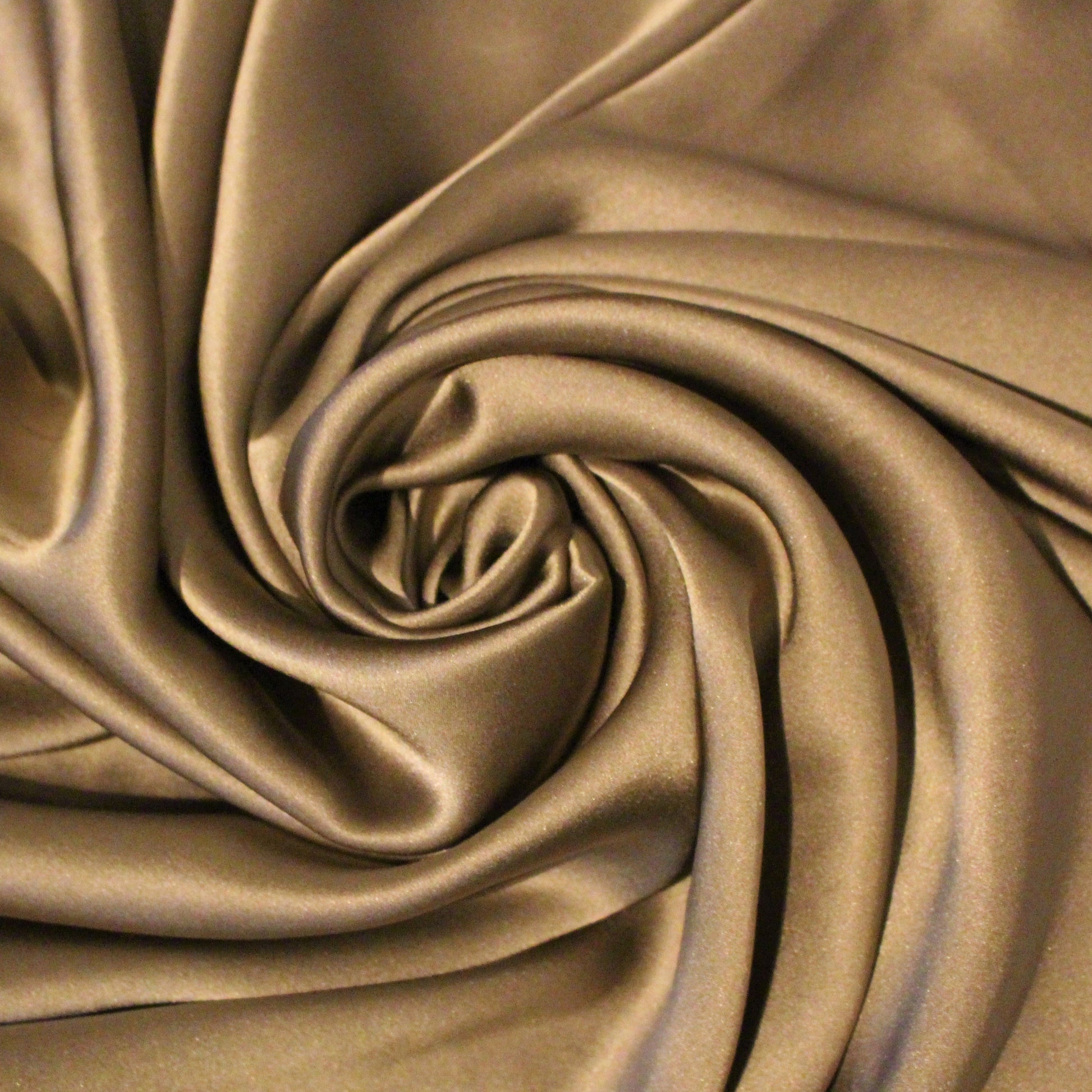 Tissu satin de soie 100% - taupe | Bennytex | Mondial Tissus | Cousette | Tissus de rêve | Tissus.net