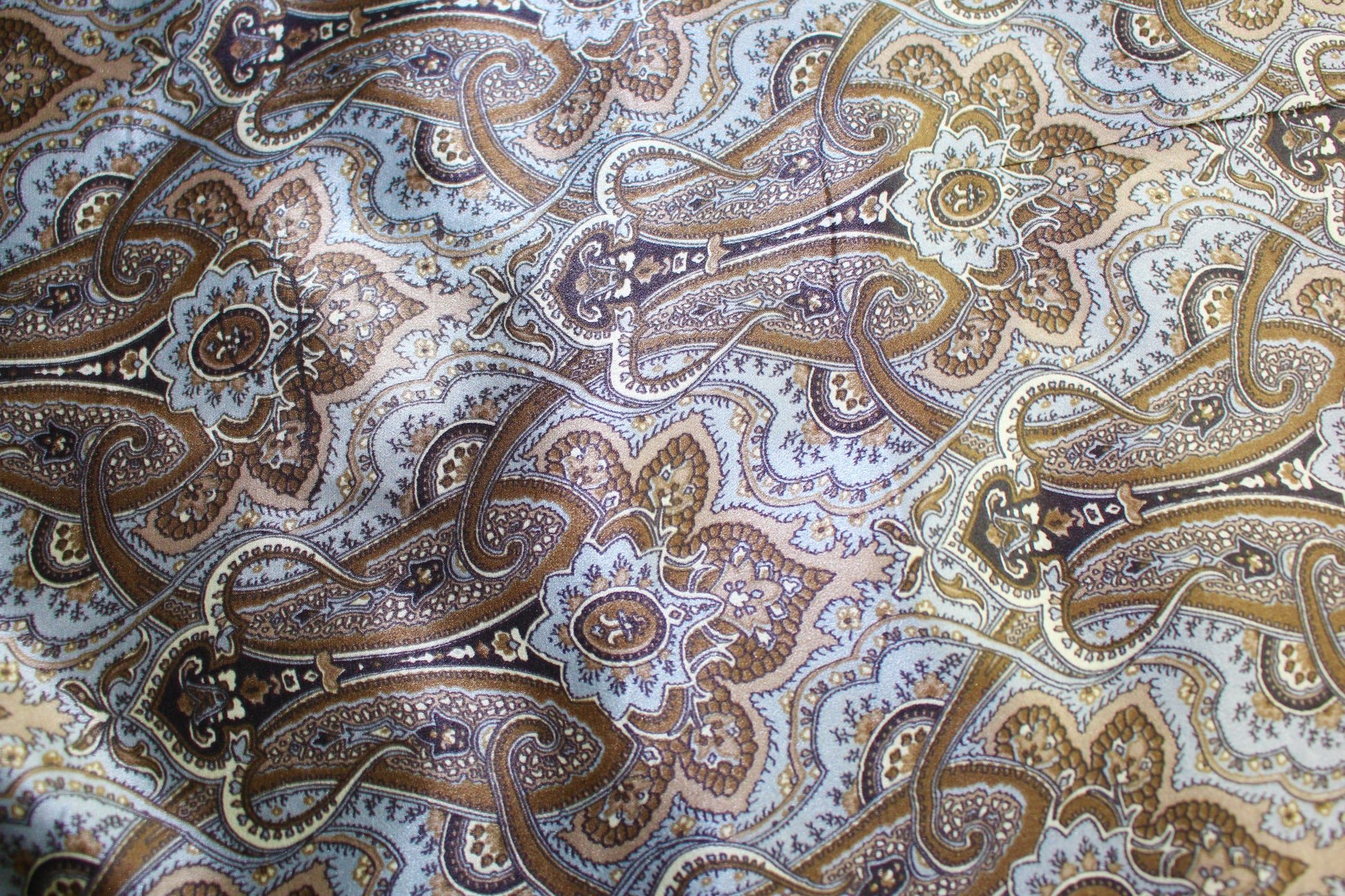 Tissu satin de soie 100% - imprimé cachemire | Bennytex | Mondial Tissus | Cousette | Tissus de rêve | Tissus.net