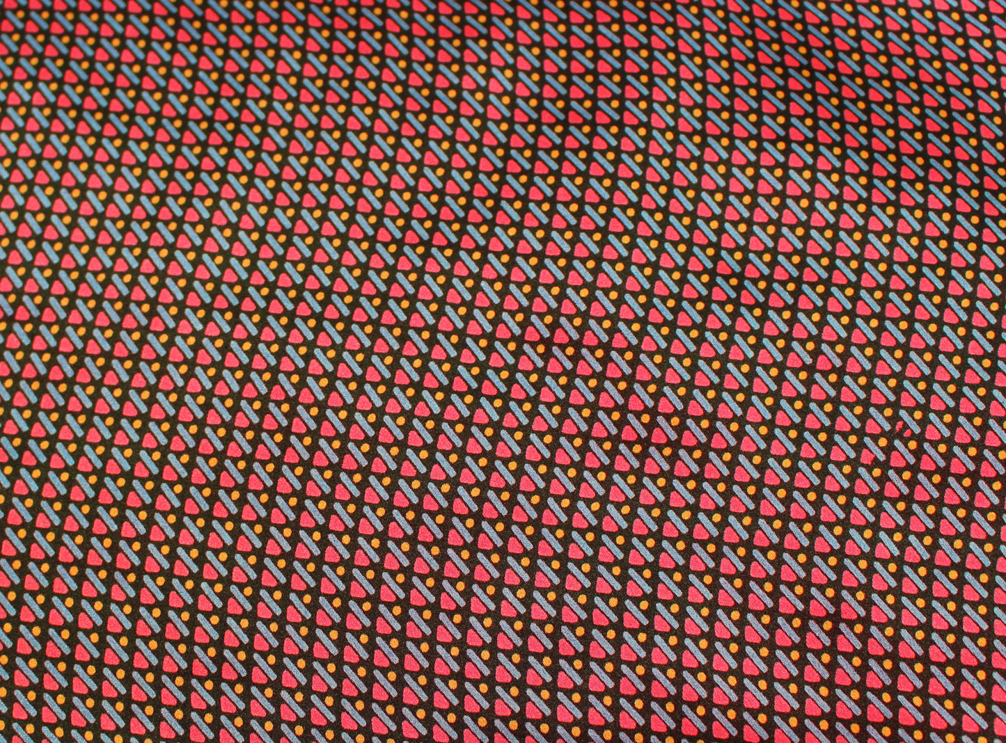 Tissu satin de soie 100% - imprimé géométrique | Bennytex | Mondial Tissus | Cousette | Tissus de rêve | Tissus.net
