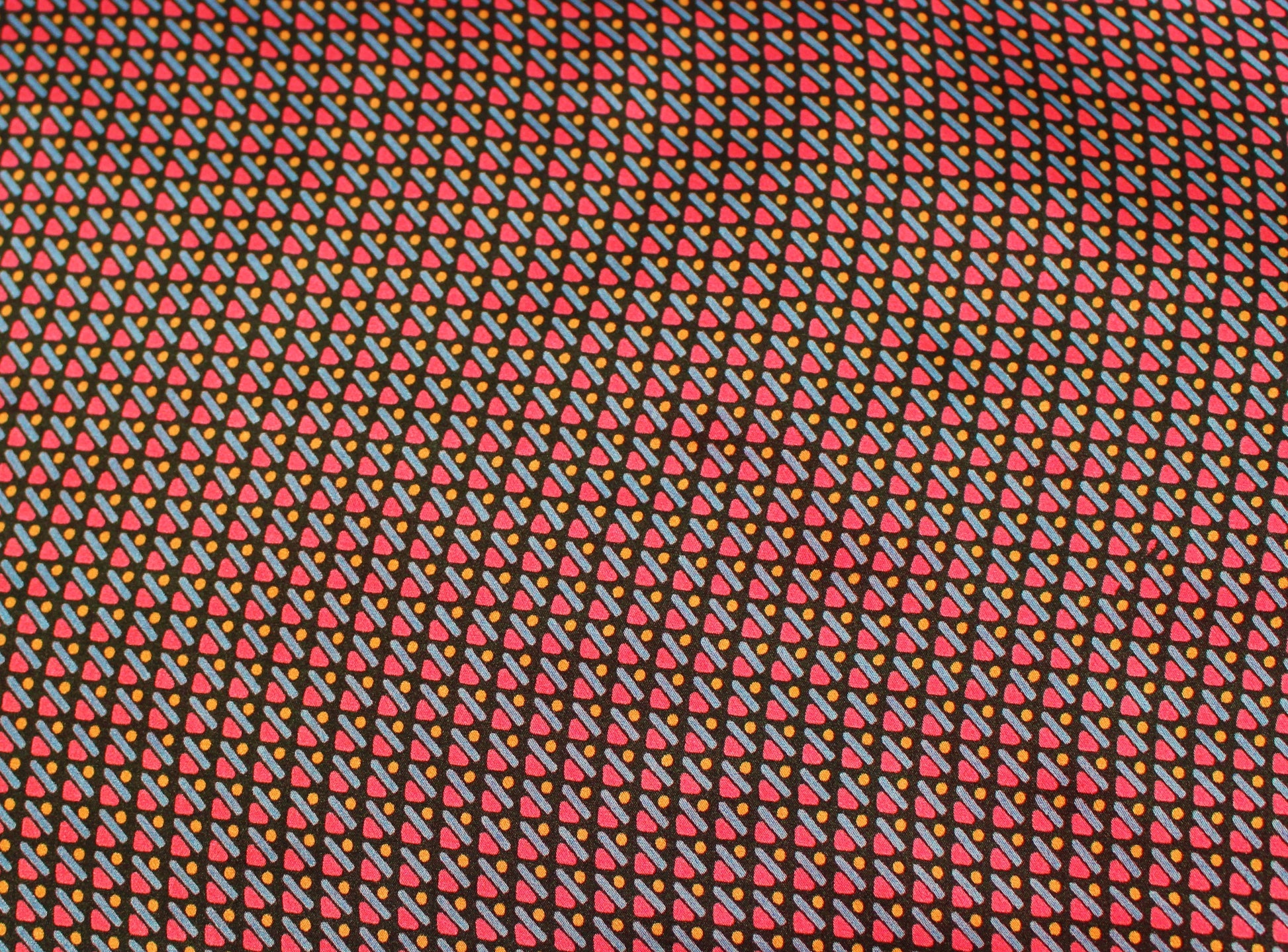 Tissu satin de soie 100% - imprimé géométrique | Bennytex | Mondial Tissus | Cousette | Tissus de rêve | Tissus.net